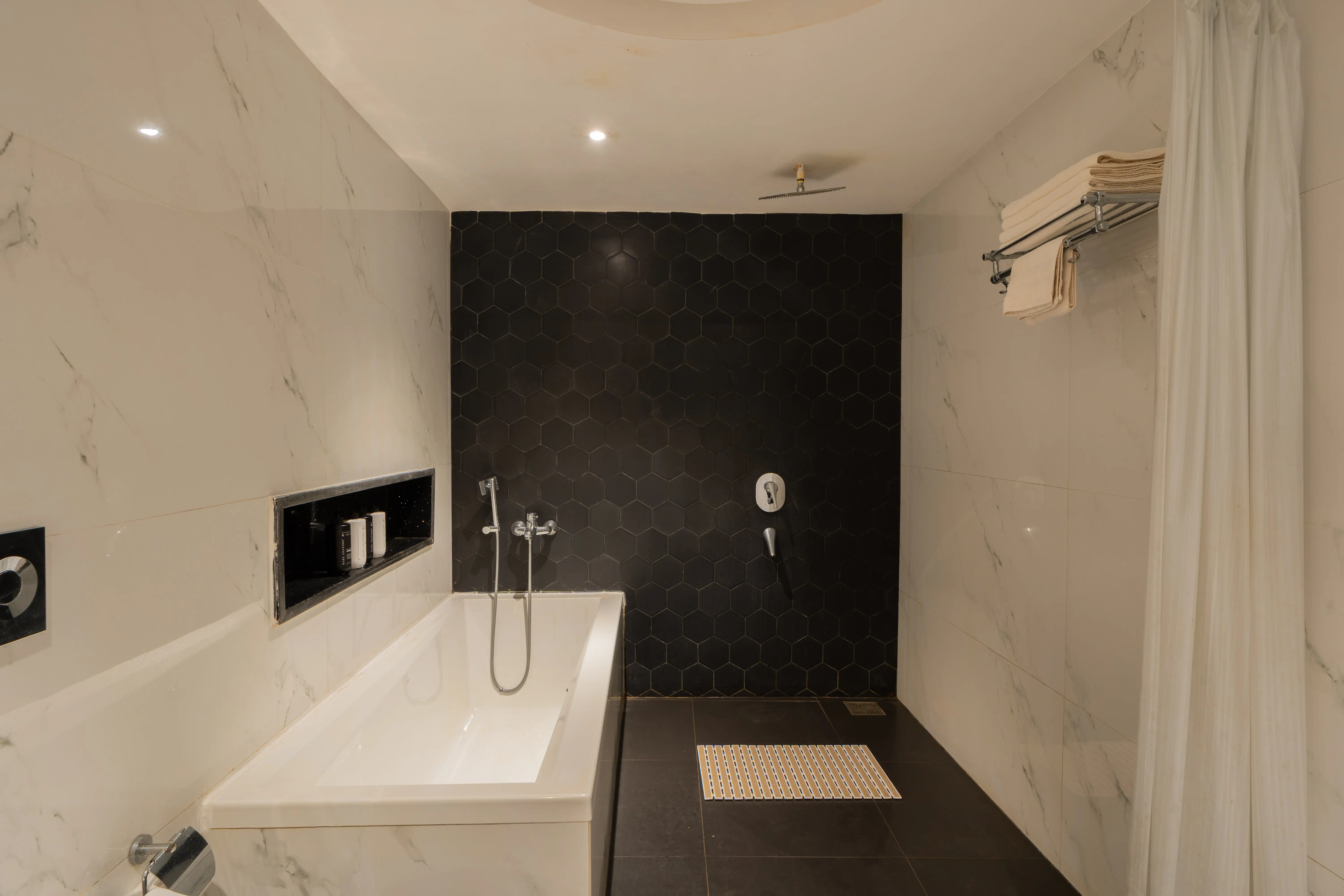 Gracias Seaora | Pet-friendly Retreat With Bathtub, Common Pool, & Restro, Close to Ashwem Beach — photo 12