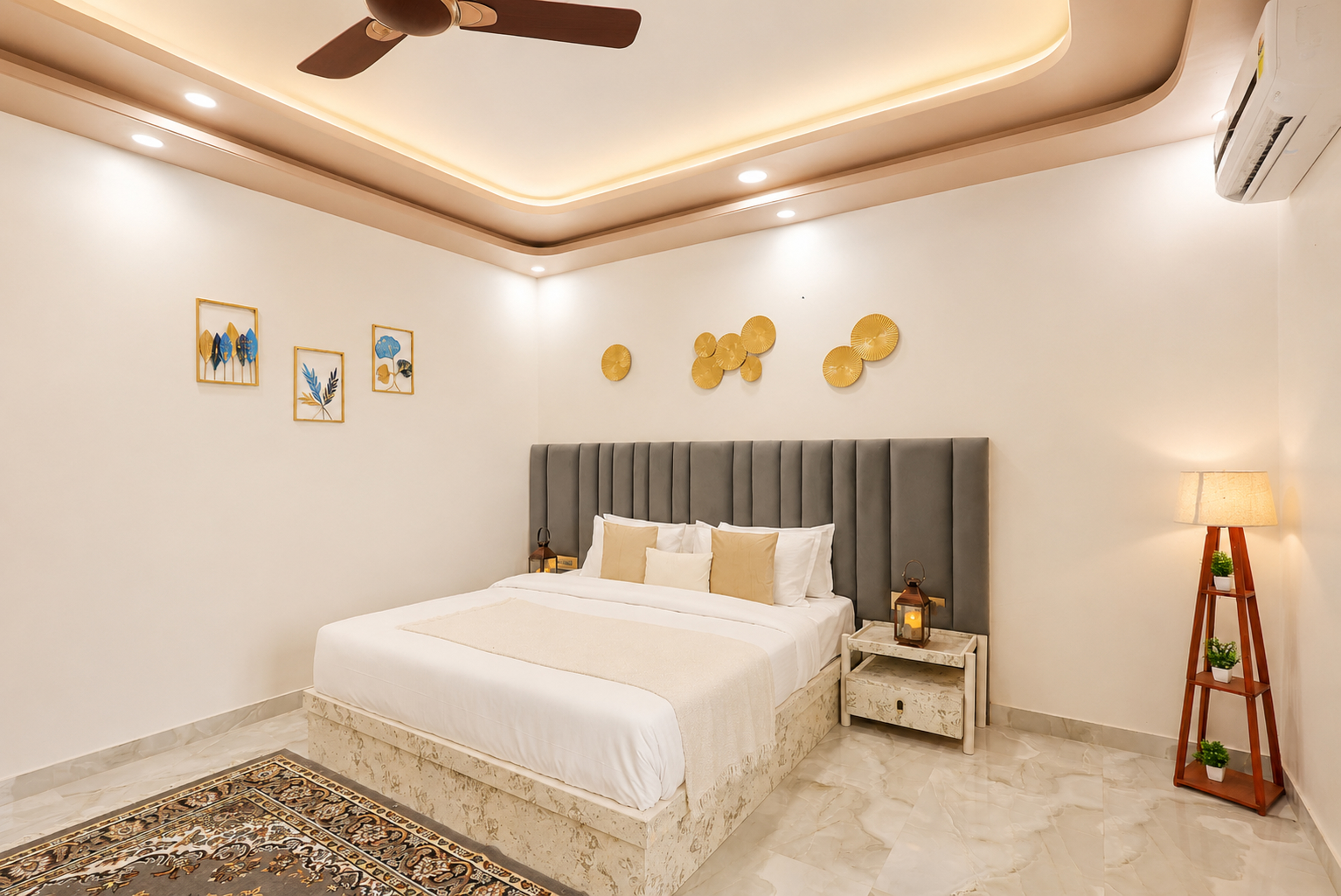 Gold Palm Ivory | Sophisticated Room with Elegant Bathtub, Shared Pool & Lush Green Views — photo 24