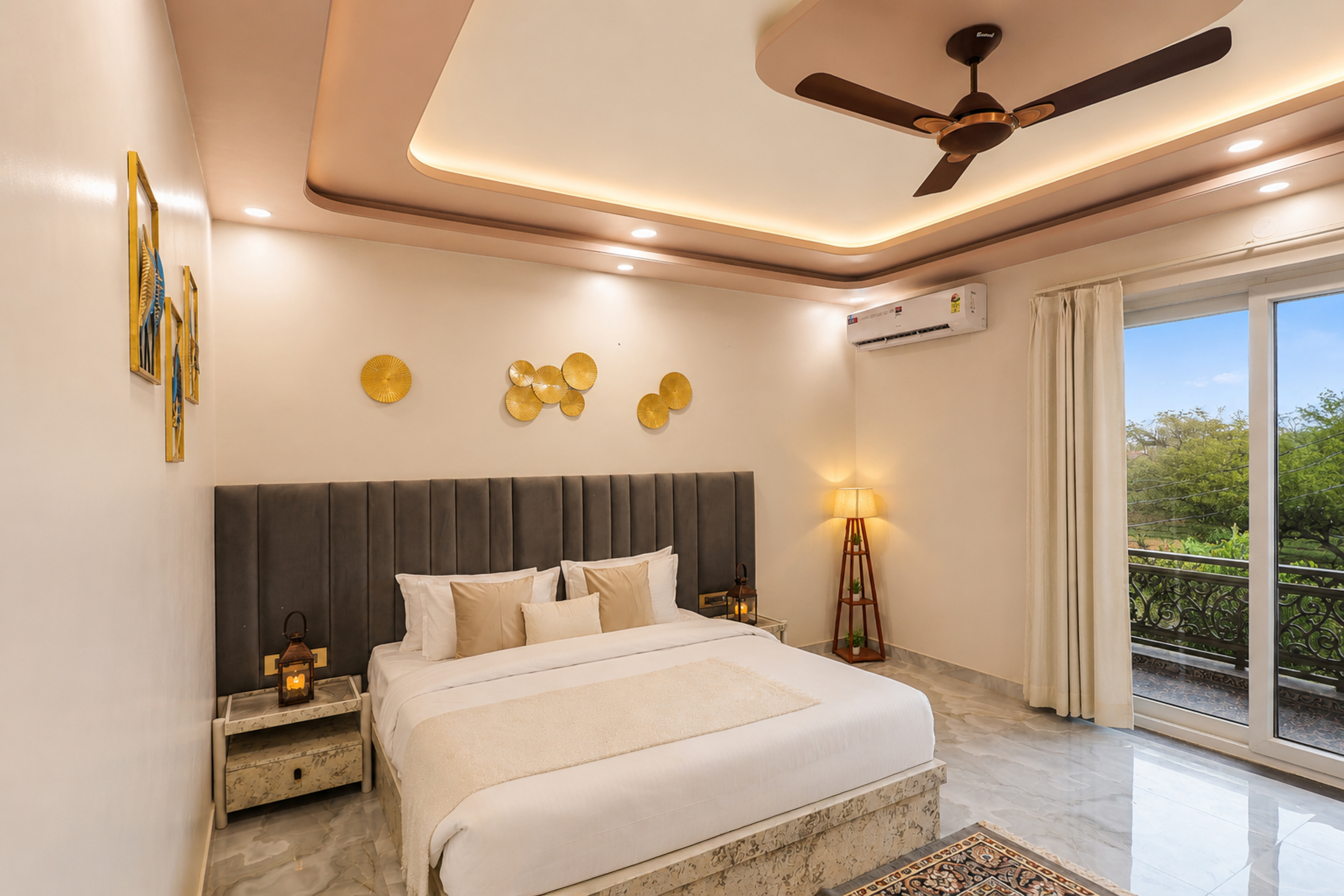 Gold Palm Ivory | Sophisticated Room with Elegant Bathtub, Shared Pool & Lush Green Views — photo 8
