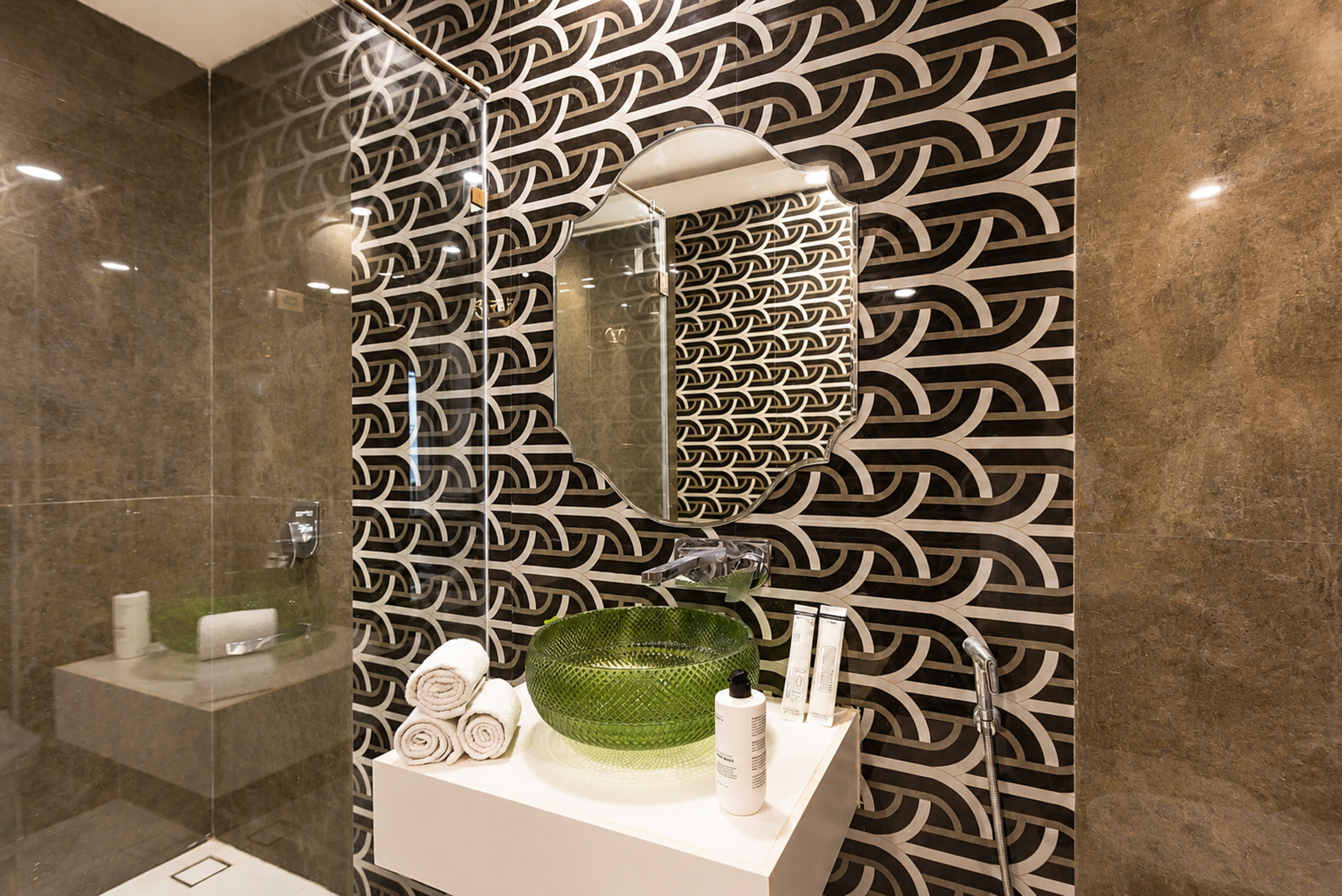 Gold Palm Ivory | Sophisticated Room with Elegant Bathtub, Shared Pool & Lush Green Views — photo 15