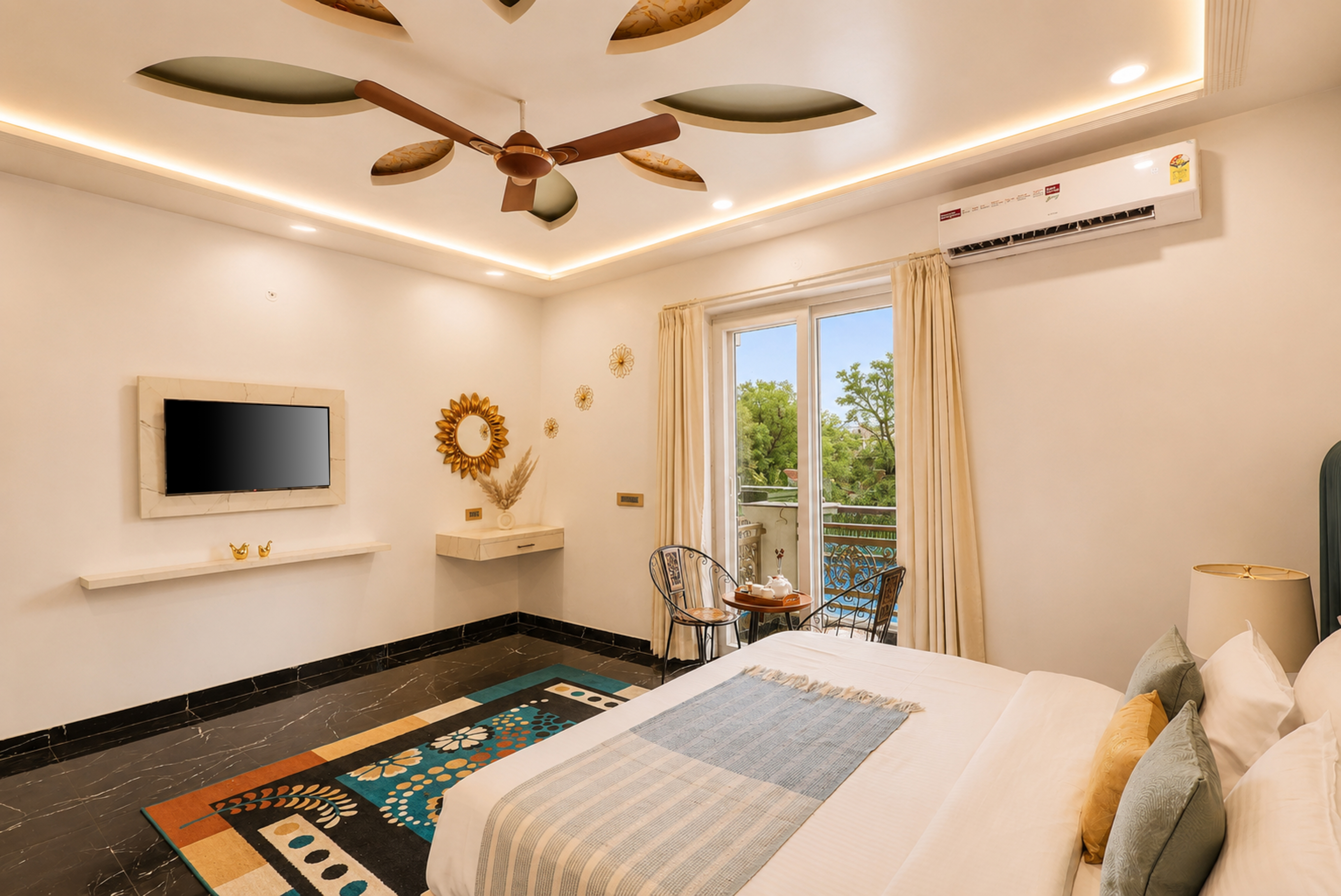 Gold Palm Ivory | Sophisticated Room with Elegant Bathtub, Shared Pool & Lush Green Views — photo 25
