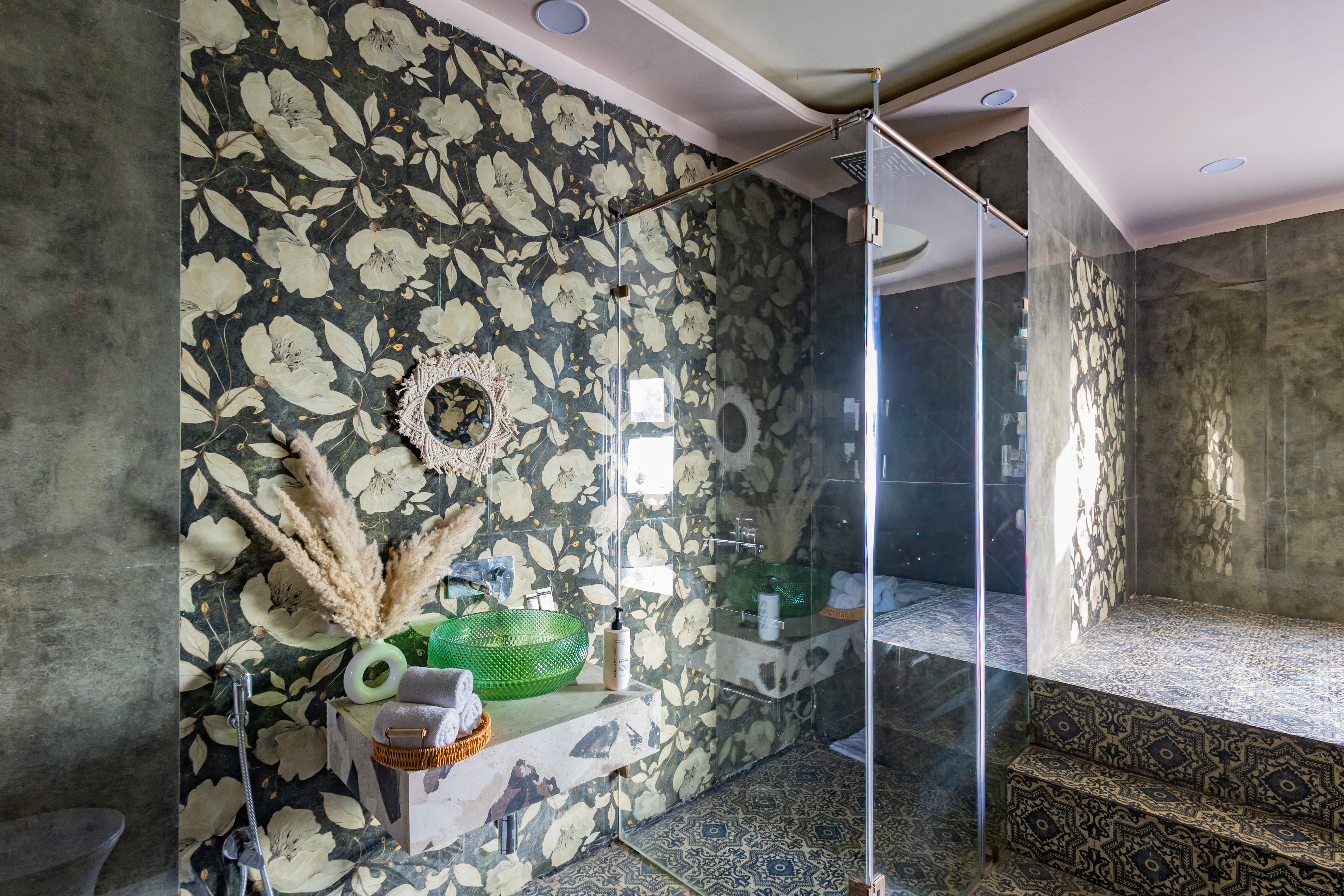 Gold Palm Ivory | Sophisticated Room with Elegant Bathtub, Shared Pool & Lush Green Views — photo 11