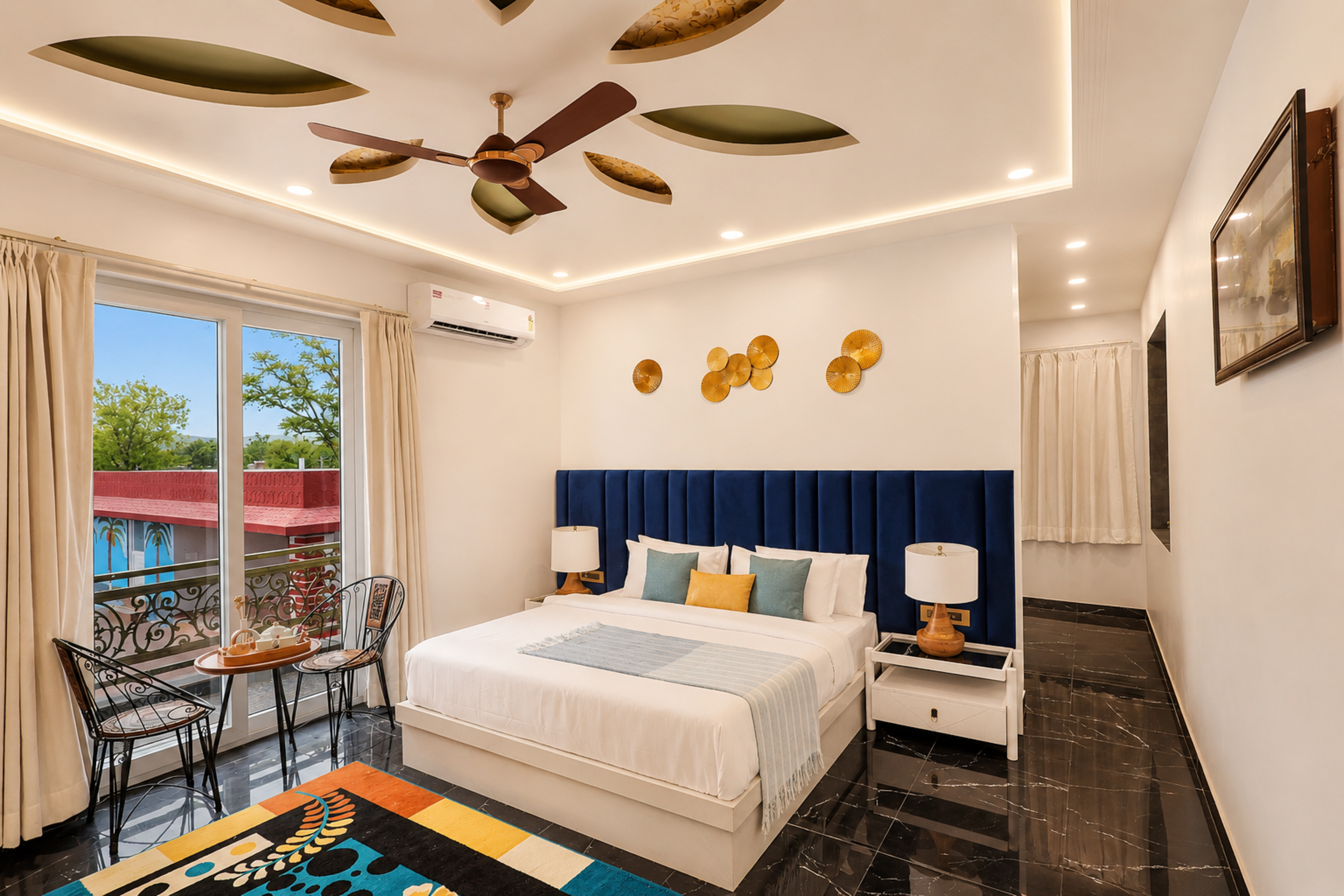 Gold Palm Ivory | Sophisticated Room with Elegant Bathtub, Shared Pool & Lush Green Views — photo 3