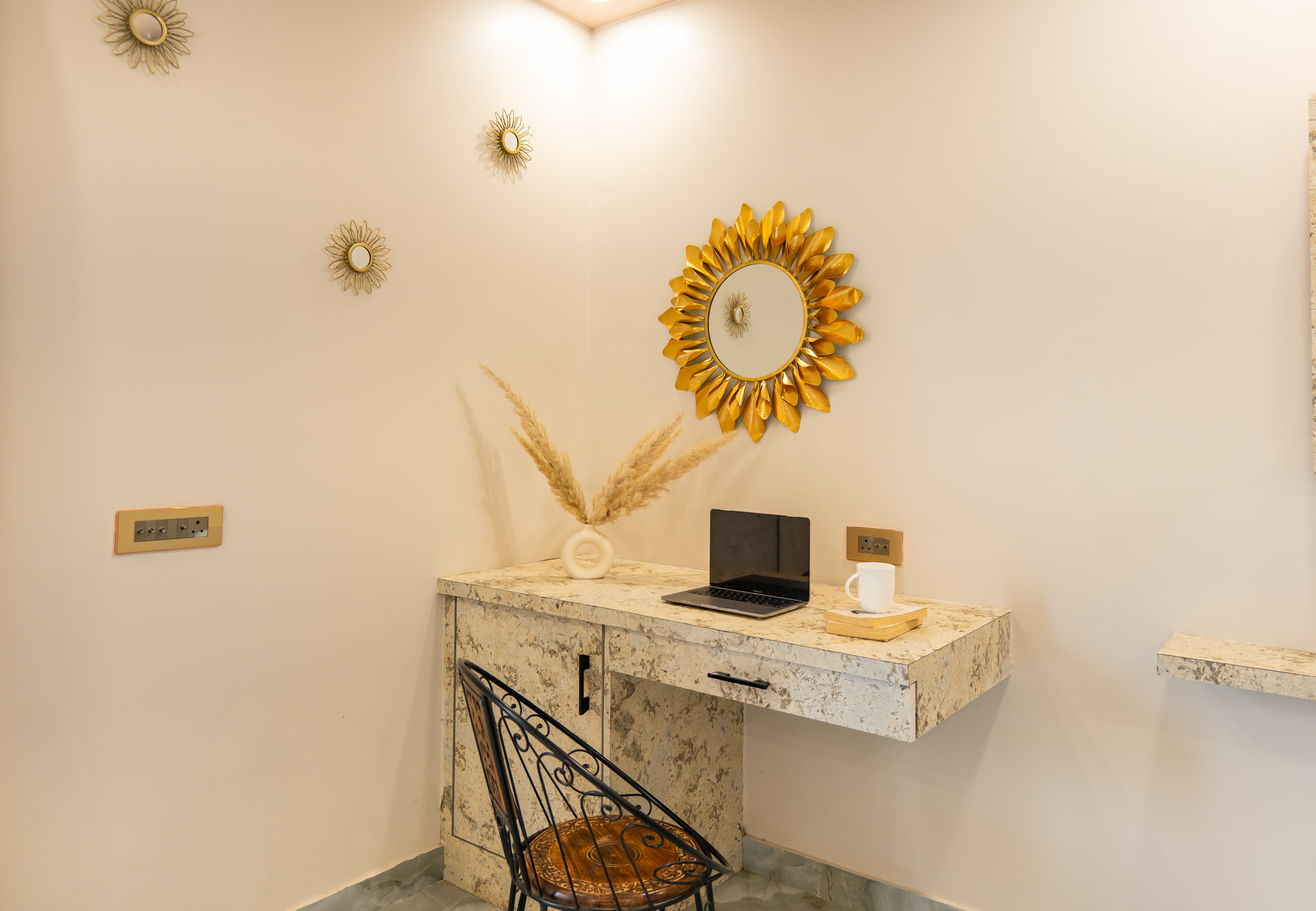 Gold Palm Ivory | Sophisticated Room with Elegant Bathtub, Shared Pool & Lush Green Views — photo 9
