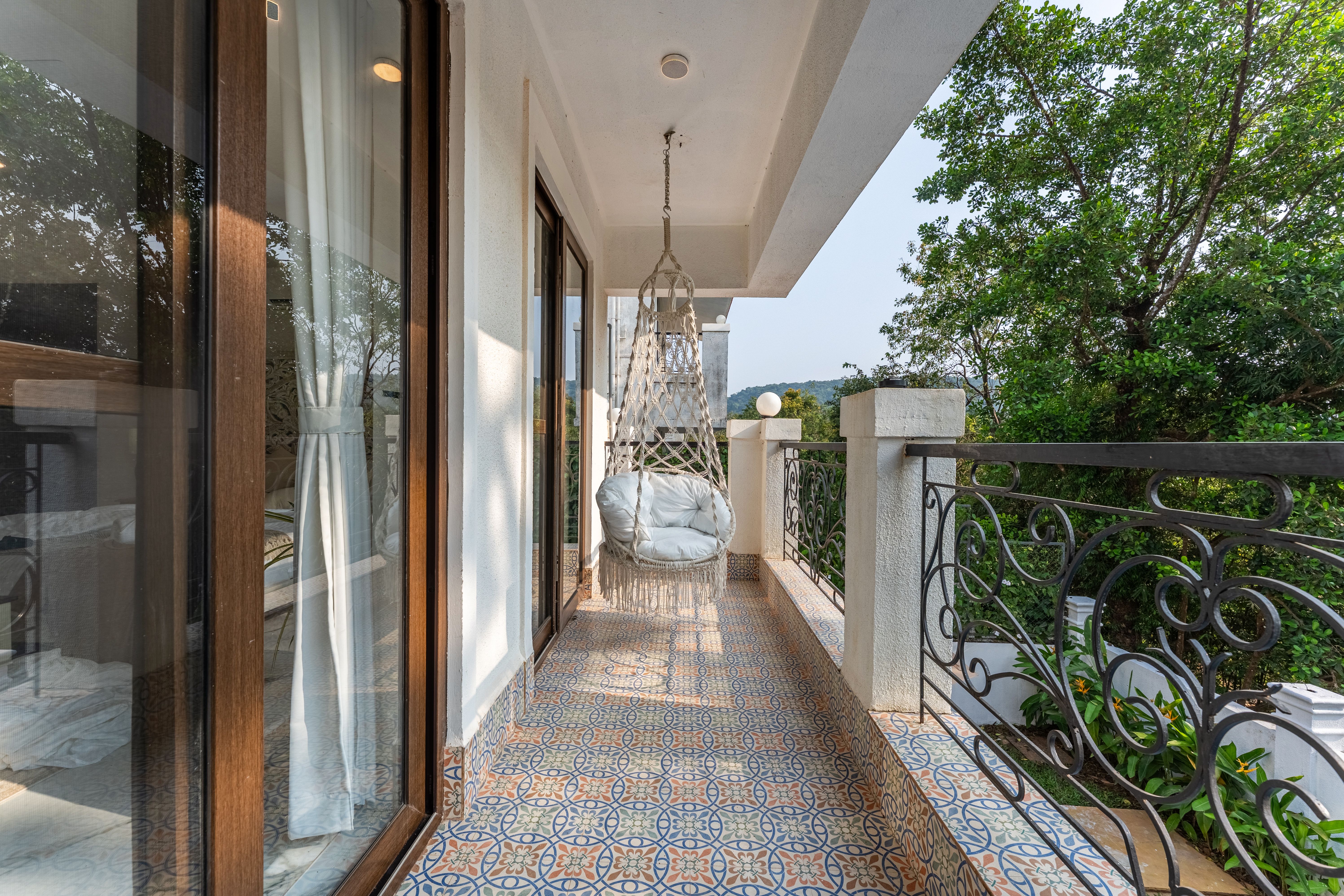 Casa Del Mundo | Luxe Pet-friendly 4-BHK Villa With Pvt Pool, Bar, Lift & Scenic Hill Vistas — photo 22