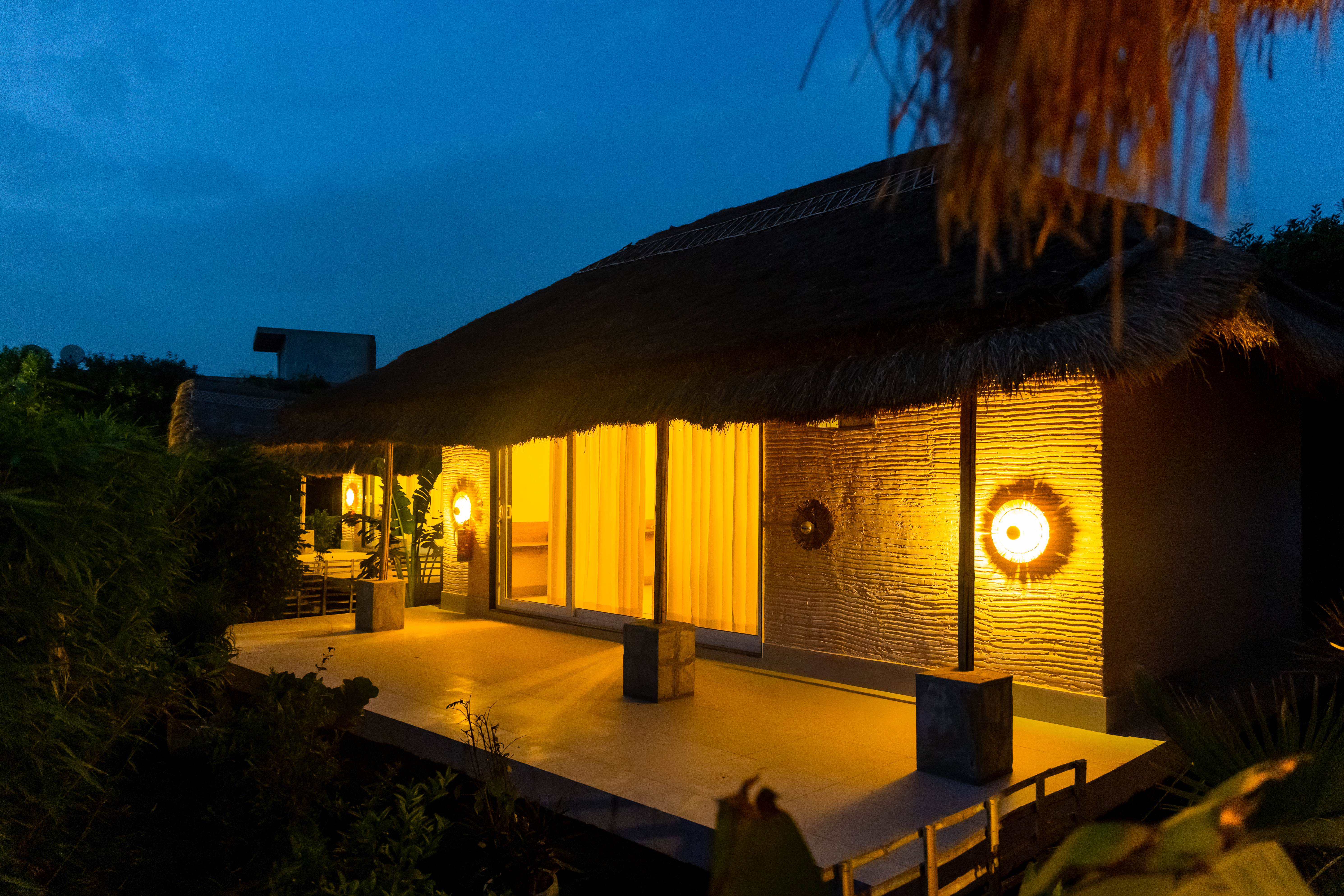 Kimaya Azora | Luxe Suite with Private Plunge Pool, Shared Pool, Restaurant, and Garden in Boutique Resort — photo 7