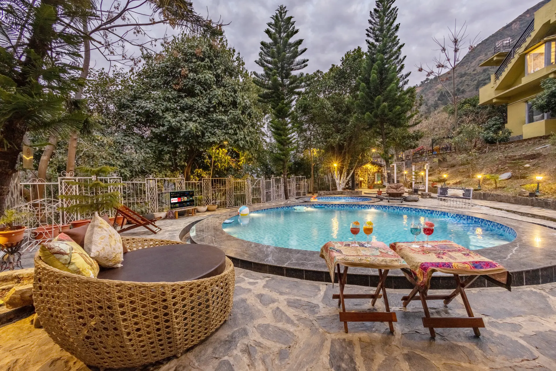 Zephyr Utopia | 1 Premium Room Featuring Shared Pool, Gym & Restaurant With Hill Views — photo 3