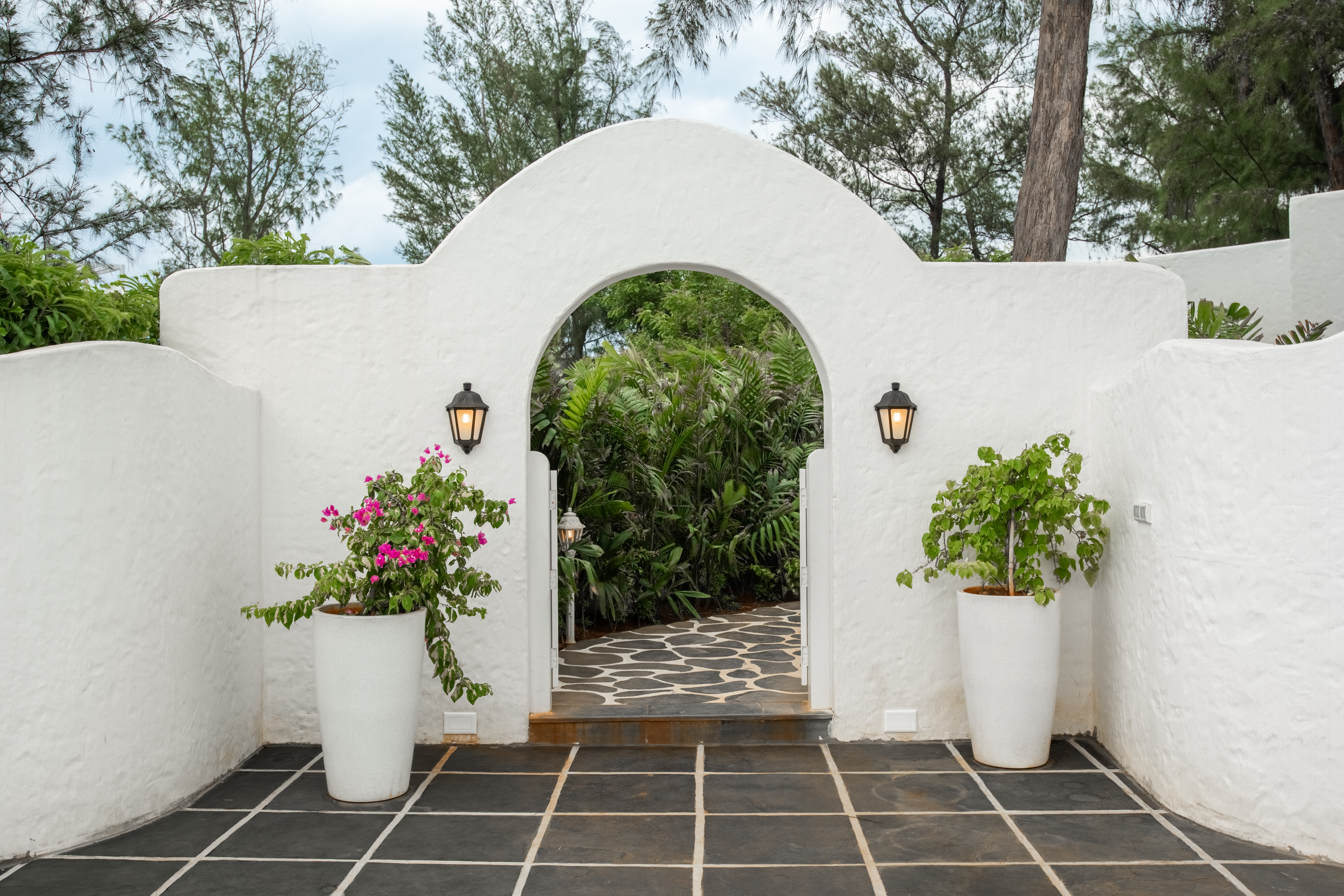 Casa Santorini | French-Style 2-BHK Villa with Private Swimming Pool, Water Slide, Garden, Open Shower, Jacuzzi, Bathtub & Beach Views — photo 5