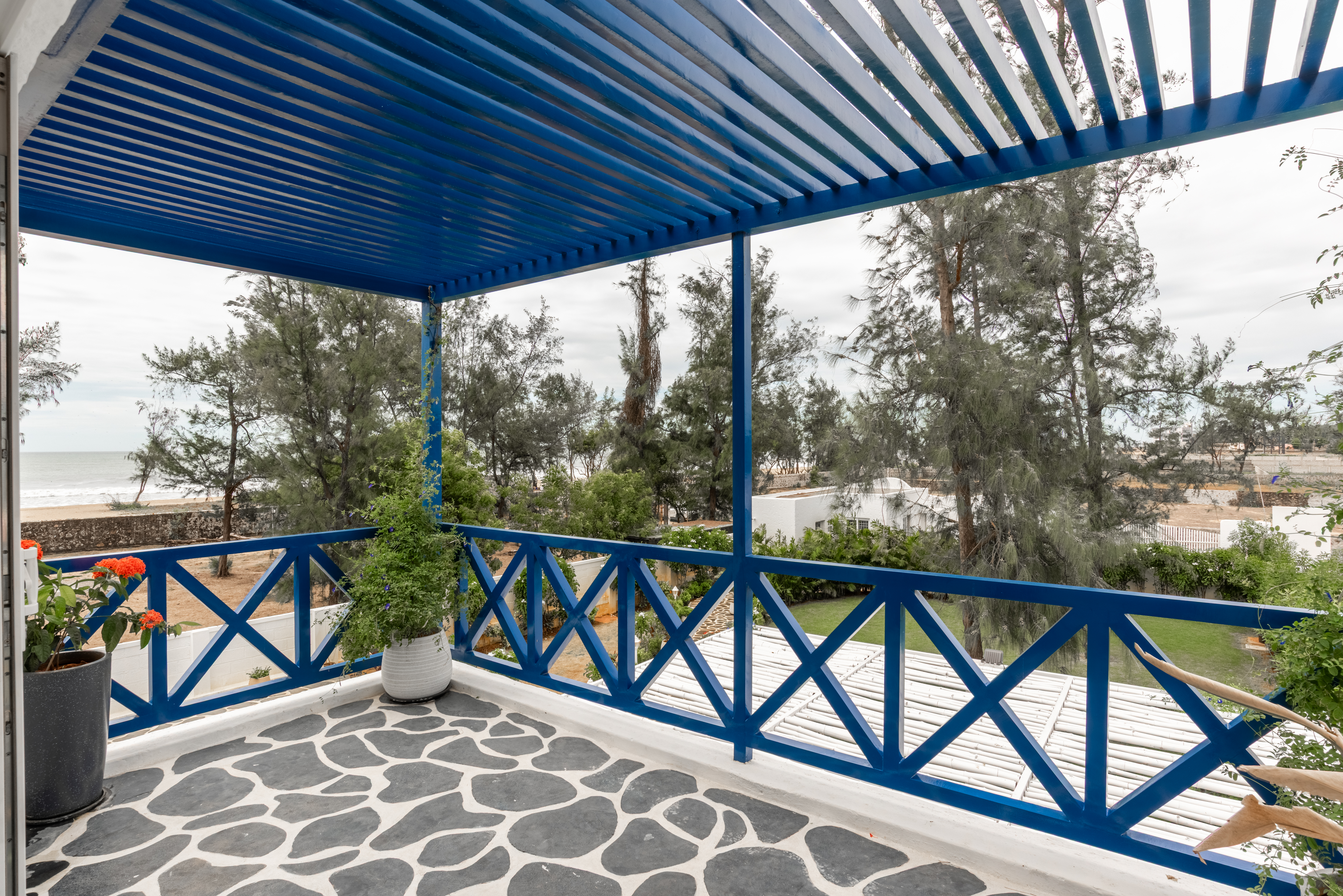 Casa Santorini | French-Style 2-BHK Villa with Private Swimming Pool, Water Slide, Garden, Open Shower, Jacuzzi, Bathtub & Beach Views — photo 16
