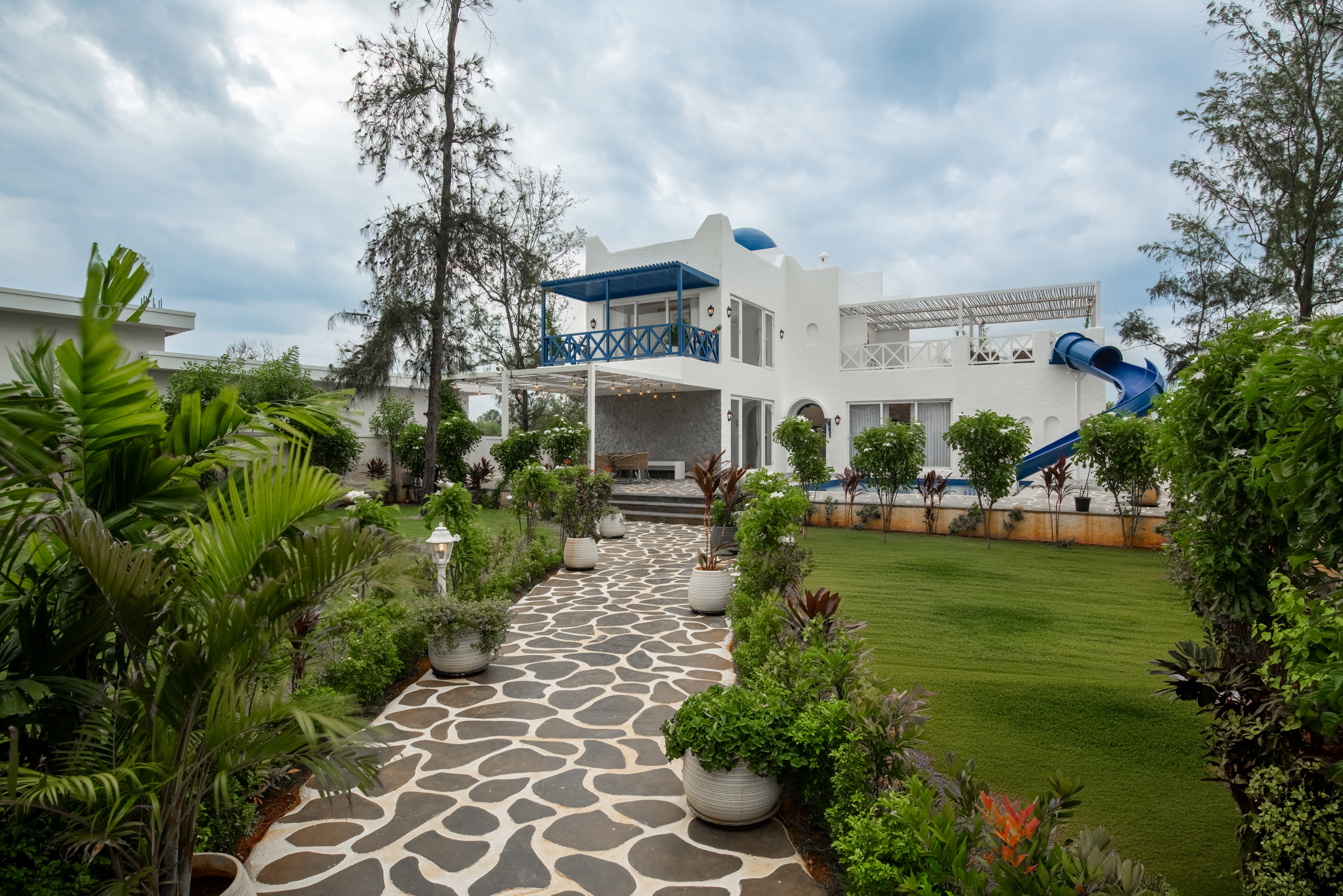 Casa Santorini | French-Style 2-BHK Villa with Private Swimming Pool, Water Slide, Garden, Open Shower, Jacuzzi, Bathtub & Beach Views — photo 23