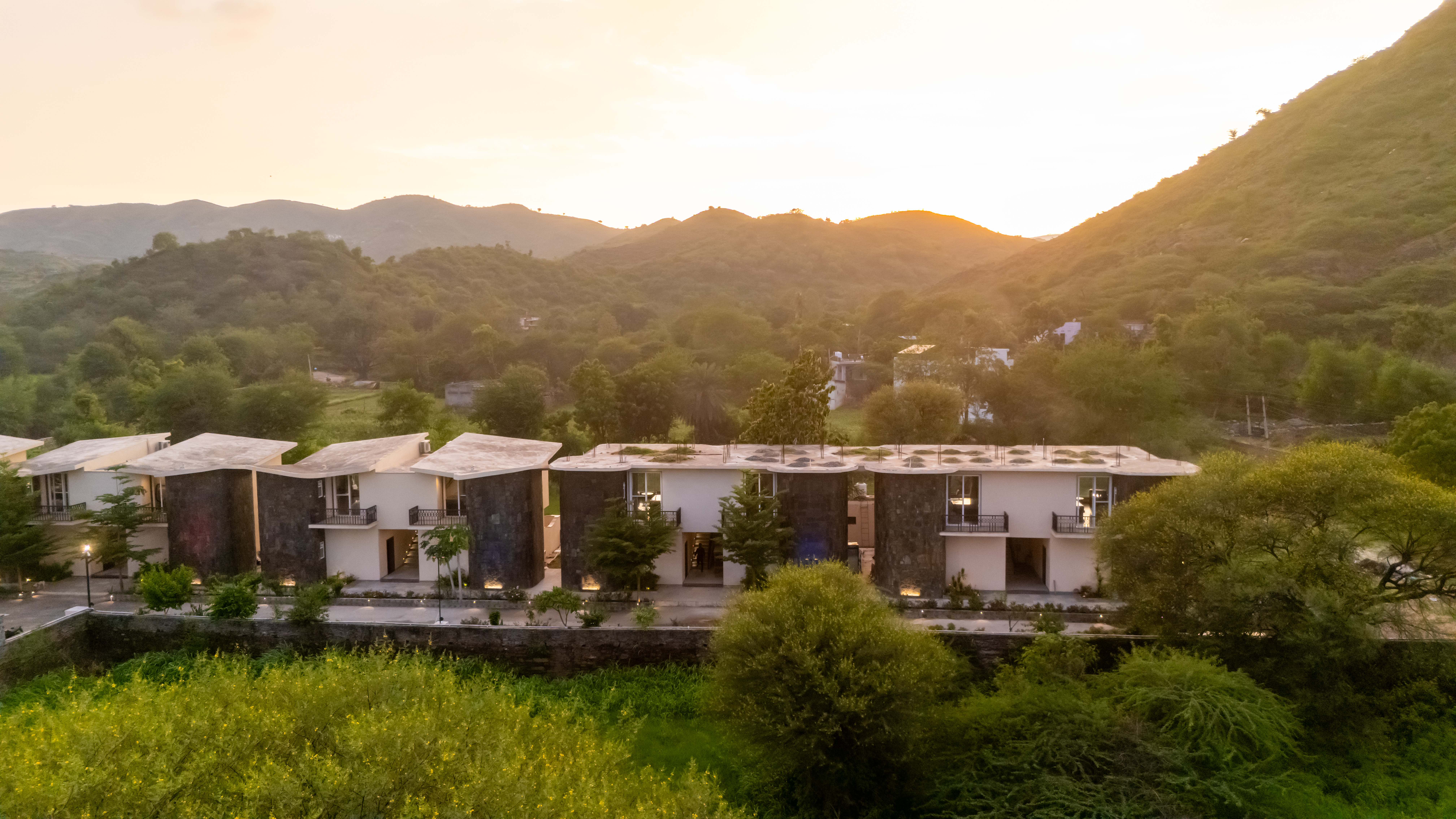 Raj Villas Alvora | Pet-Friendly 1-Room Hotel Suite with Aravalli Hill Views — photo 18