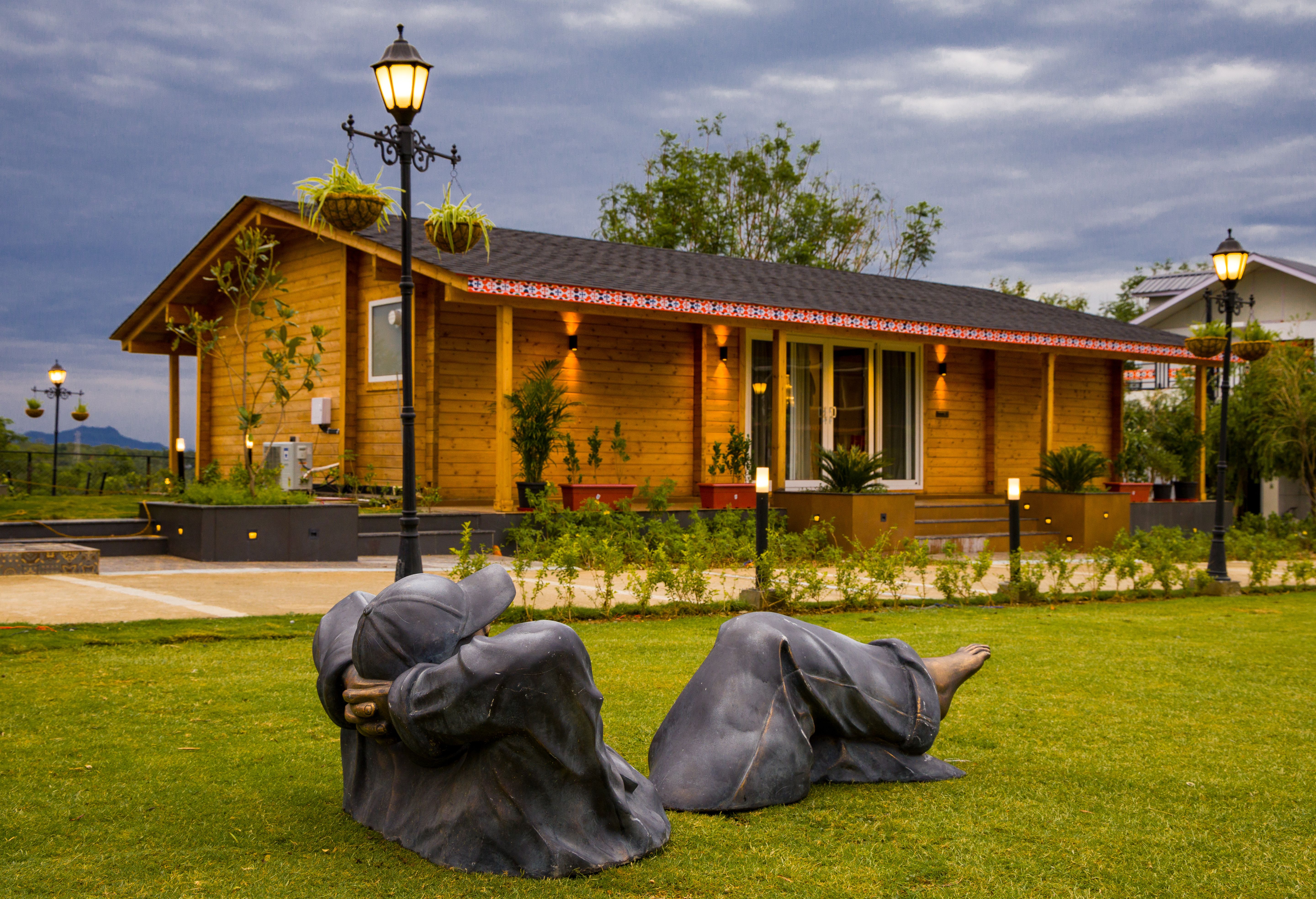 Esh Cottages Resort Moss | Hilltop 2-BHK Retreat with Open-air Jacuzzi, Shared Garden, Pool & Cosy Lounge — photo 2
