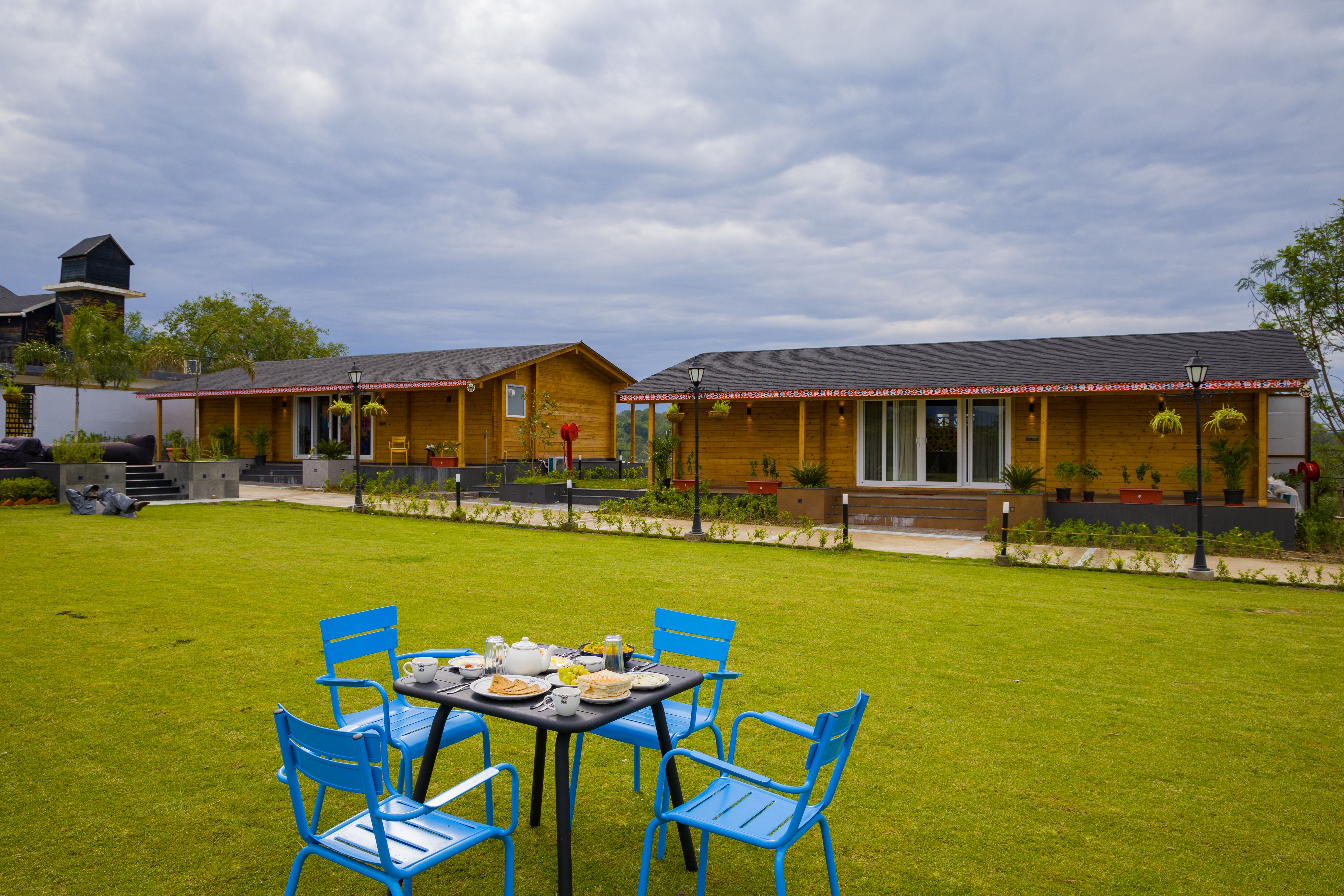 Esh Cottages Resort Moss | Hilltop 2-BHK Retreat with Open-air Jacuzzi, Shared Garden, Pool & Cosy Lounge — photo 10