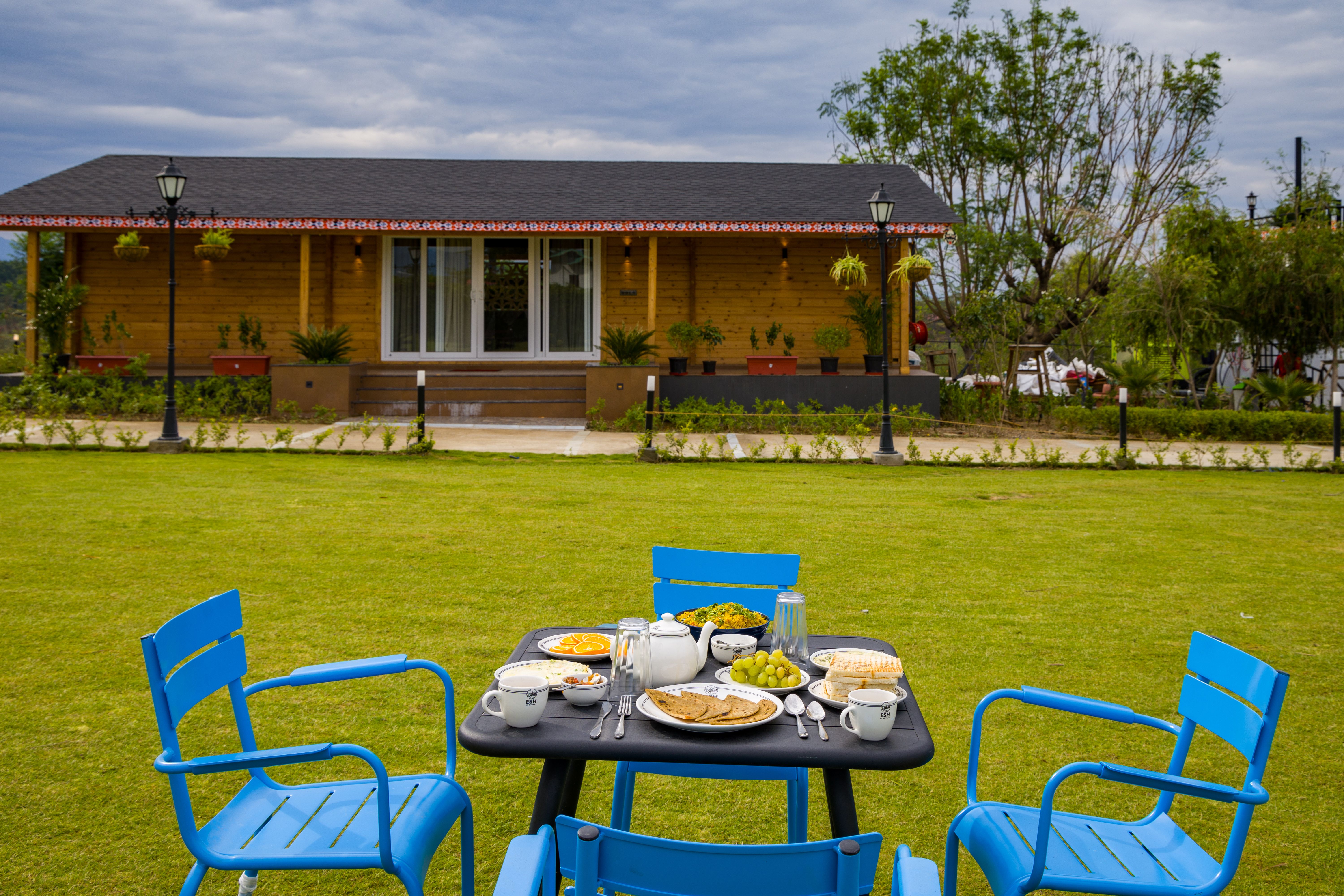 Esh Cottages Resort Moss | Hilltop 2-BHK Retreat with Open-air Jacuzzi, Shared Garden, Pool & Cosy Lounge — photo 24