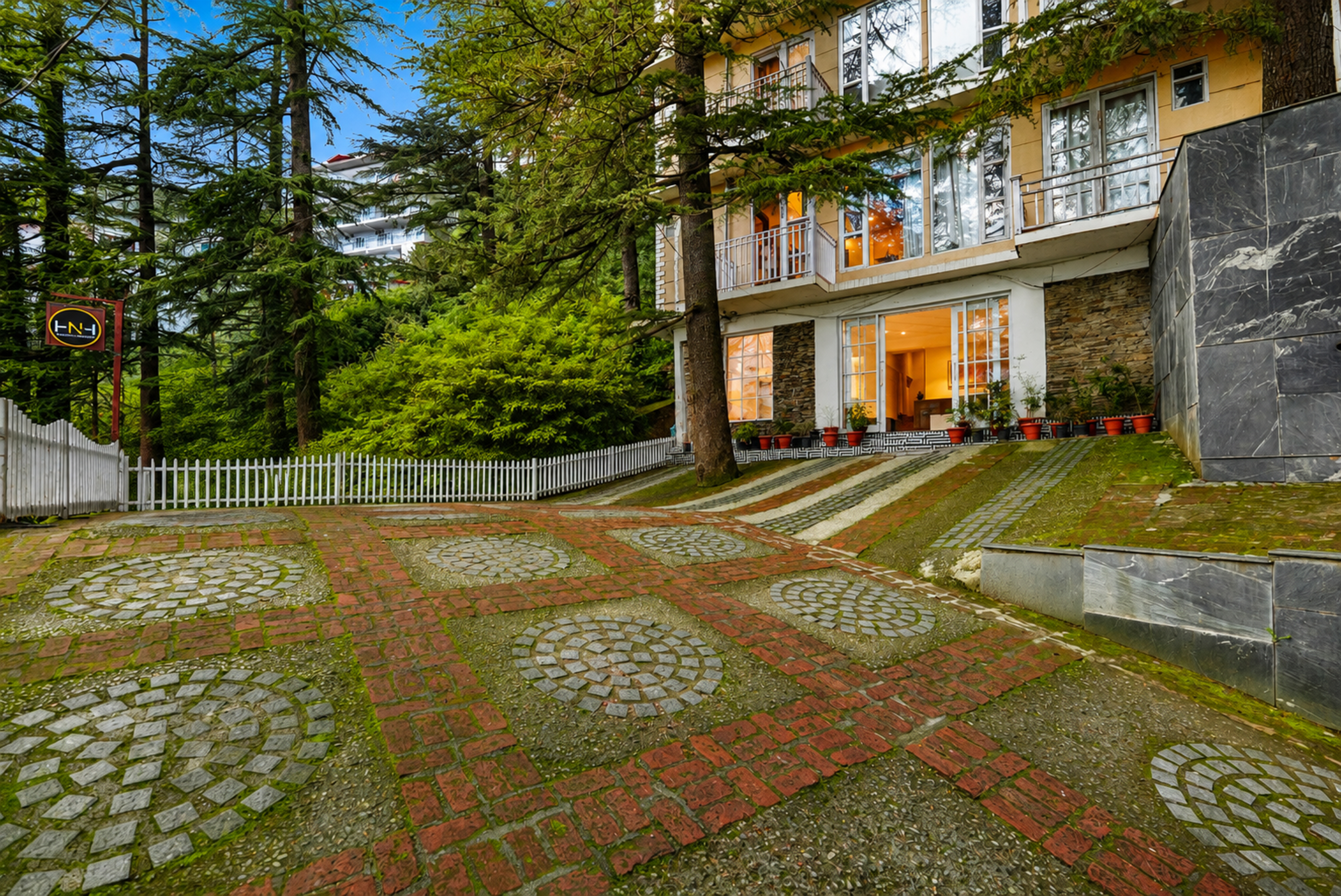 Spurce Holiday In Homestay | 2 BHK Pet-Friendly Valley-View Apartment with Lounge & Reception — photo 27