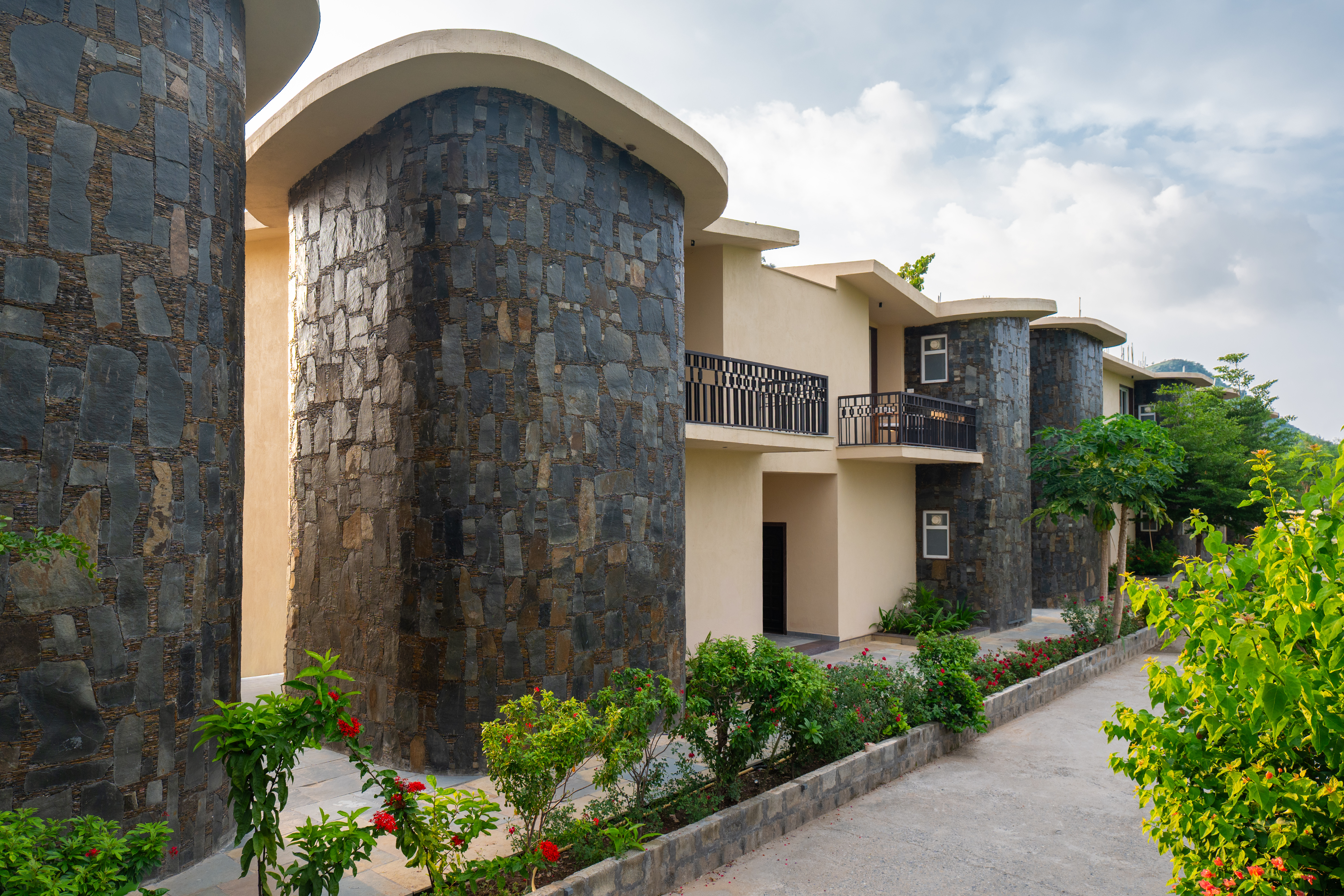 Raj Villas Astera | Pet-Friendly 1 room suite in a resort with pool and Aravalli Hills view