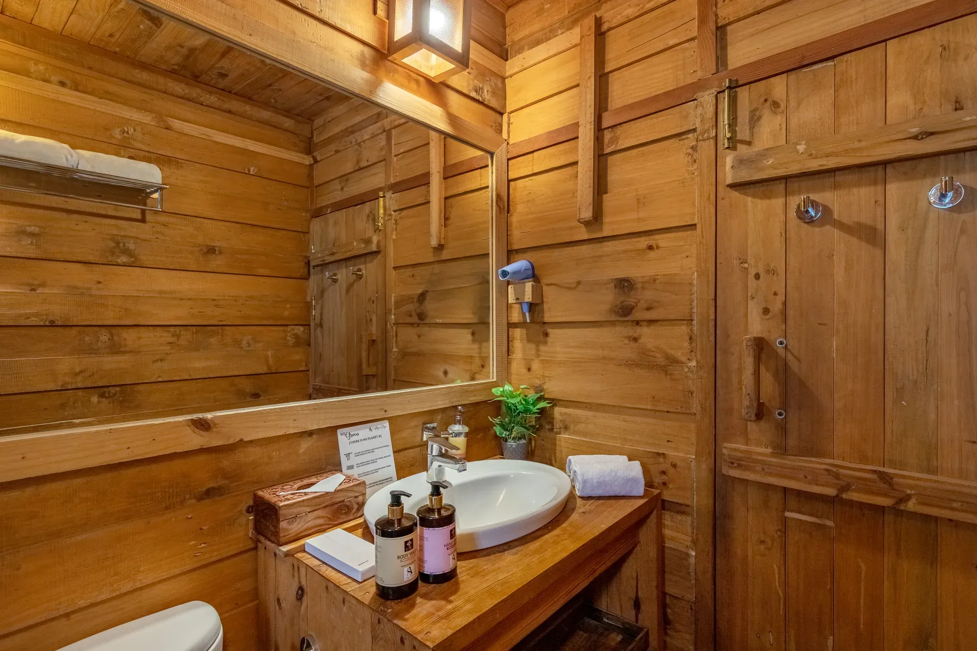 Suro Woodbine Chalet | Pet-friendly Suite With A Balcony, Restaurant & Outdoor Seating — photo 26