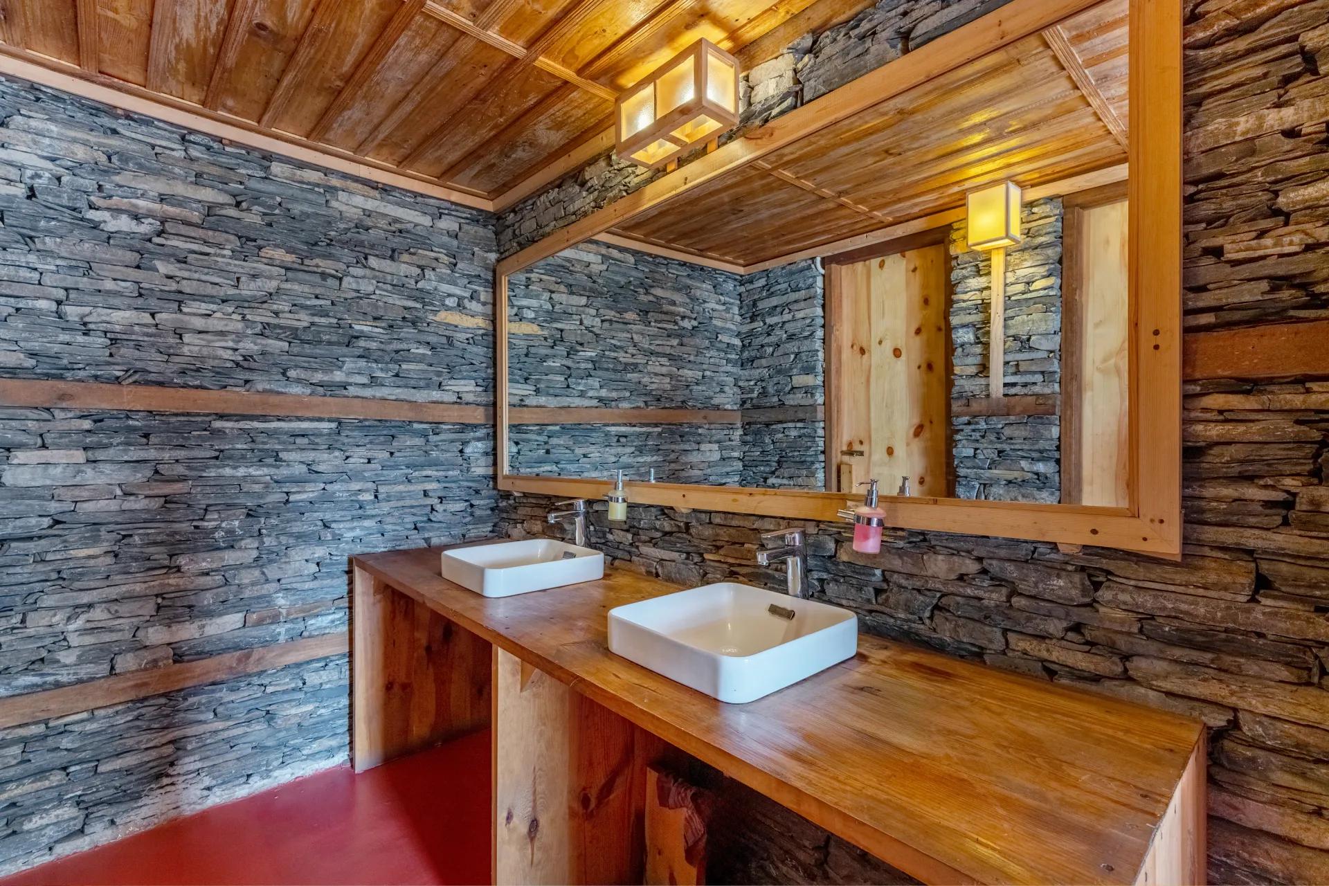Suro Woodbine Chalet | Pet-friendly Suite With A Balcony, Restaurant & Outdoor Seating — photo 11