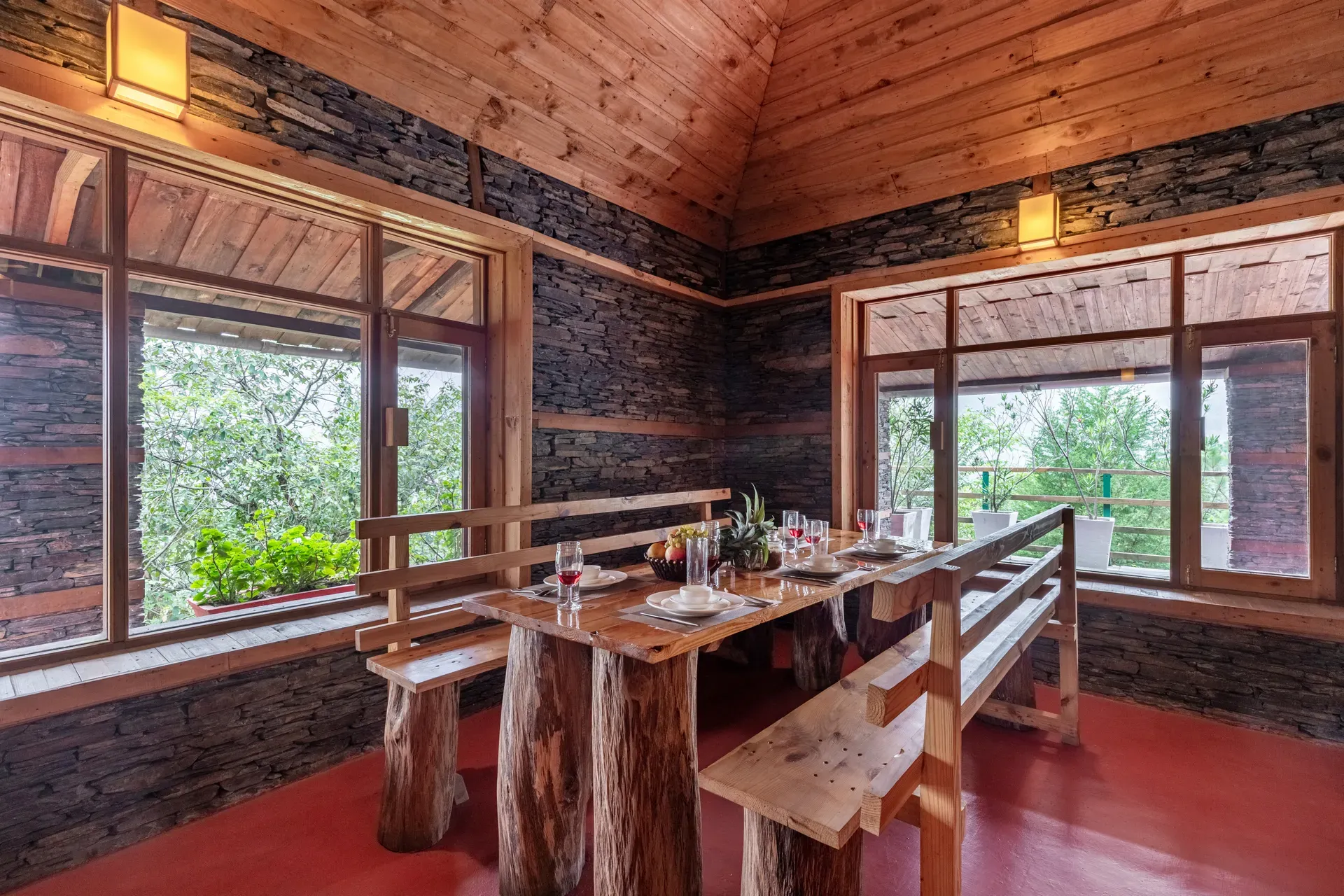 Suro Woodbine Chalet | Pet-friendly Suite With A Balcony, Restaurant & Outdoor Seating — photo 9