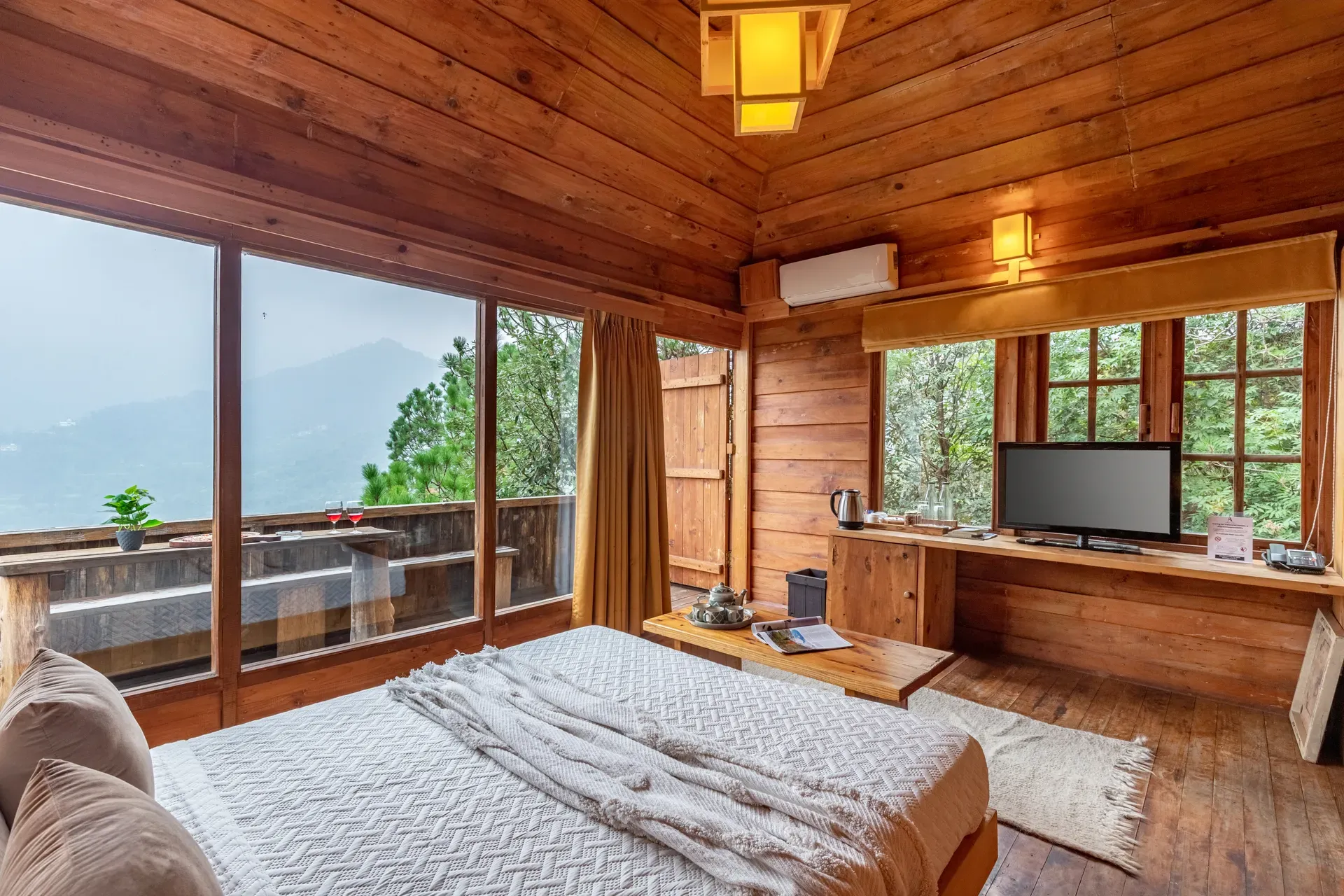 Suro Woodbine Chalet | Pet-friendly Suite With A Balcony, Restaurant & Outdoor Seating — photo 20