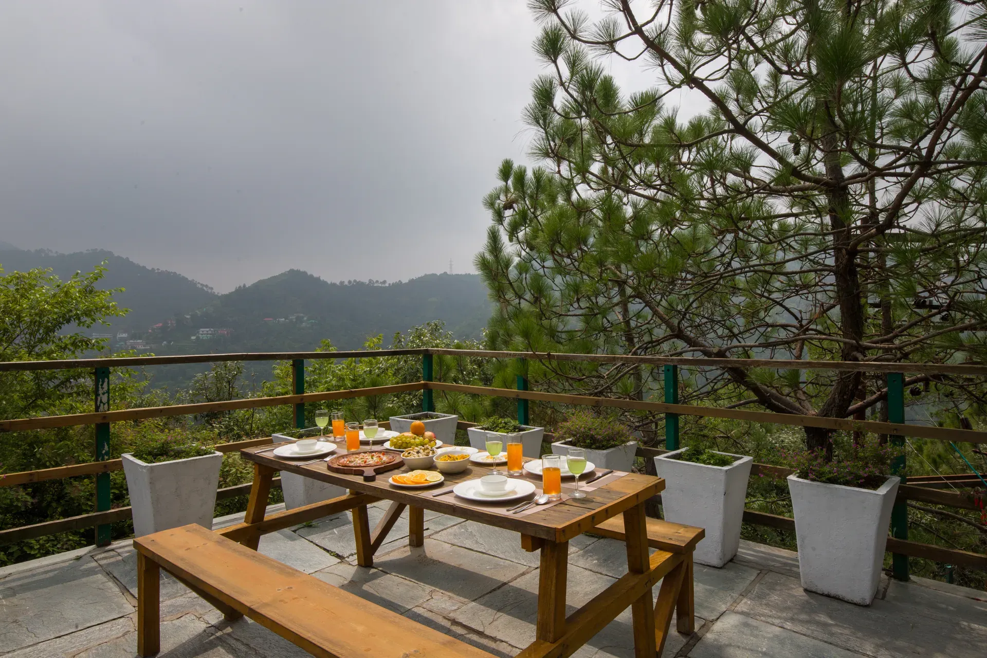 Suro Woodbine Chalet | Pet-friendly Suite With A Balcony, Restaurant & Outdoor Seating — photo 3