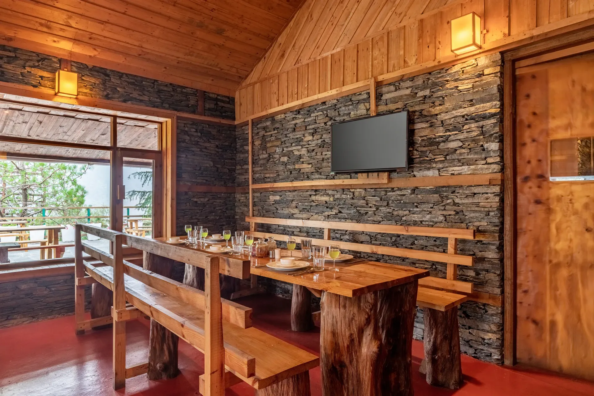 Suro Woodbine Chalet | Pet-friendly Suite With A Balcony, Restaurant & Outdoor Seating — photo 18