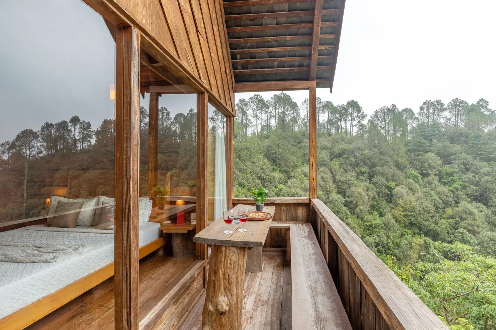 Suro Woodbine Chalet | Pet-friendly Suite With A Balcony, Restaurant & Outdoor Seating — photo 7