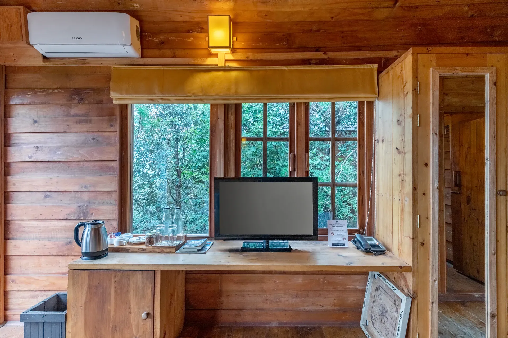 Suro Woodbine Chalet | Pet-friendly Suite With A Balcony, Restaurant & Outdoor Seating — photo 21