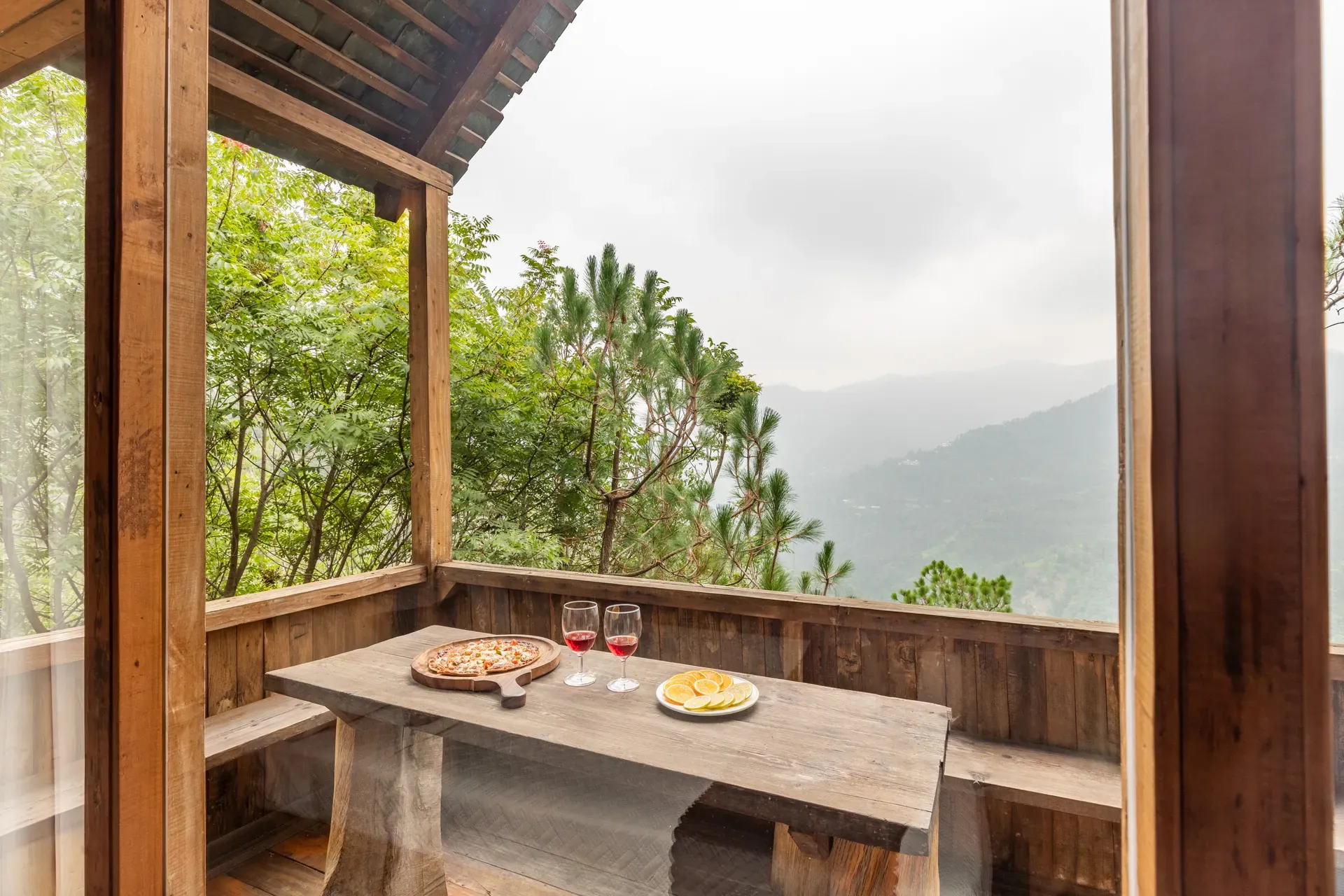 Suro Woodbine Chalet | Pet-friendly Suite With A Balcony, Restaurant & Outdoor Seating — photo 6