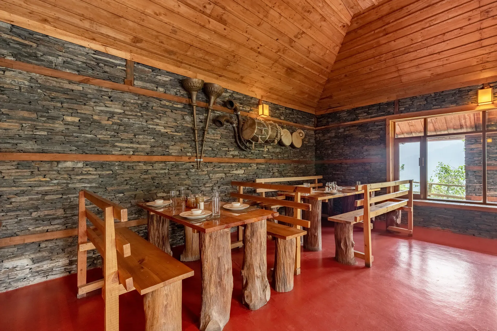 Suro Woodbine Chalet | Pet-friendly Suite With A Balcony, Restaurant & Outdoor Seating — photo 13