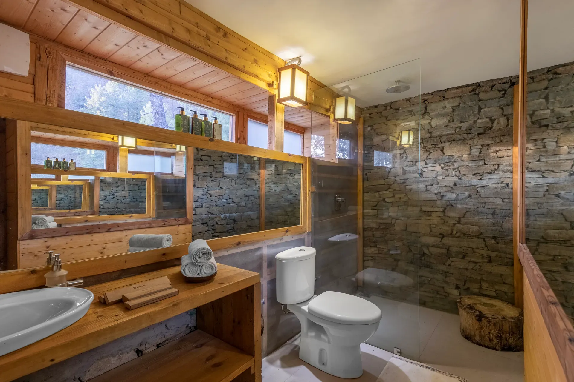 Skylounge | Pet-friendly Traditional 4-Bedroom Retreat With Sauna & Garden Near Haku Temple — photo 29