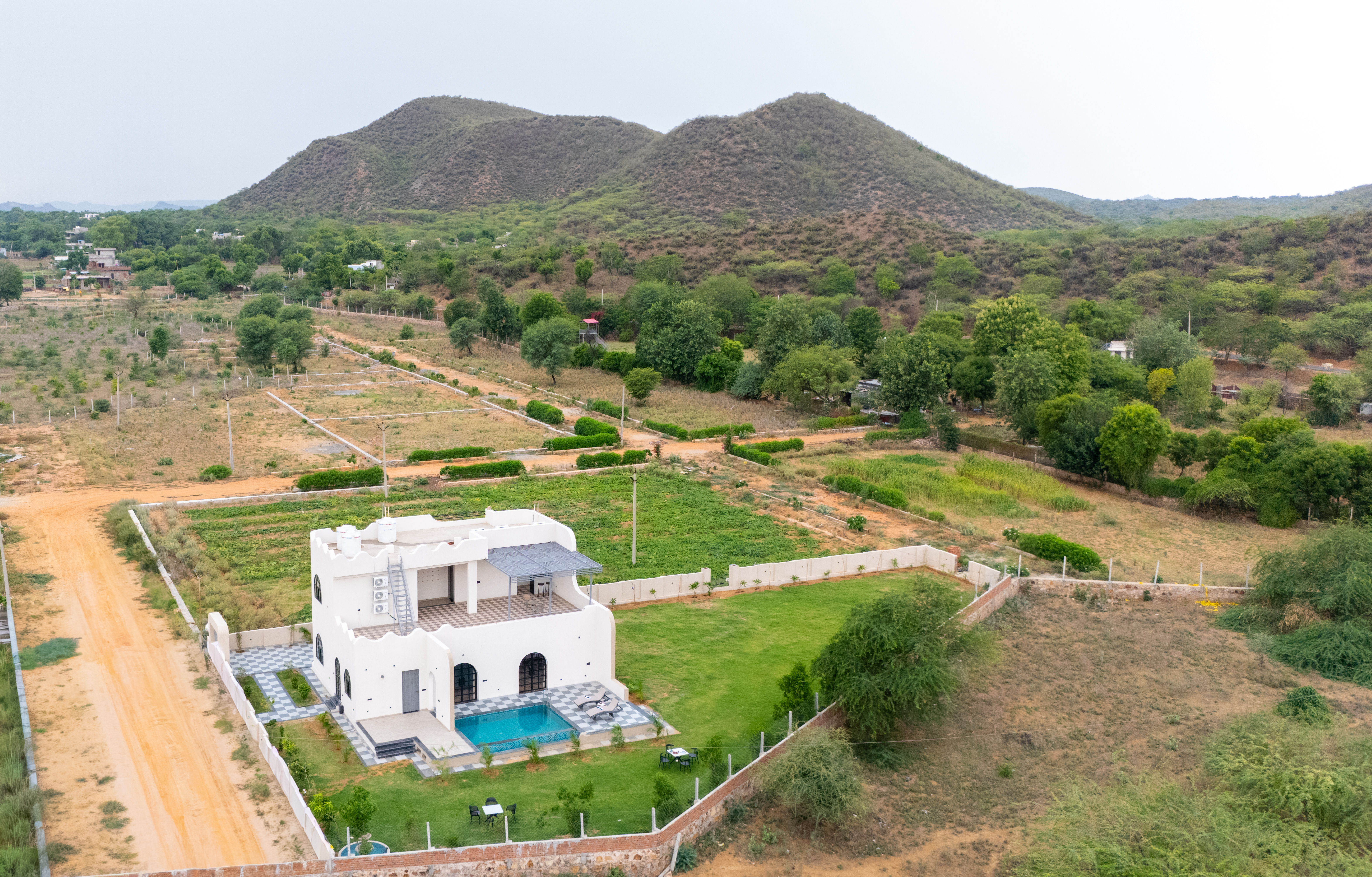 Belvedere Villa | Chic 4-BHK Retreat with Pool, Bar & Landscaped Garden — photo 6