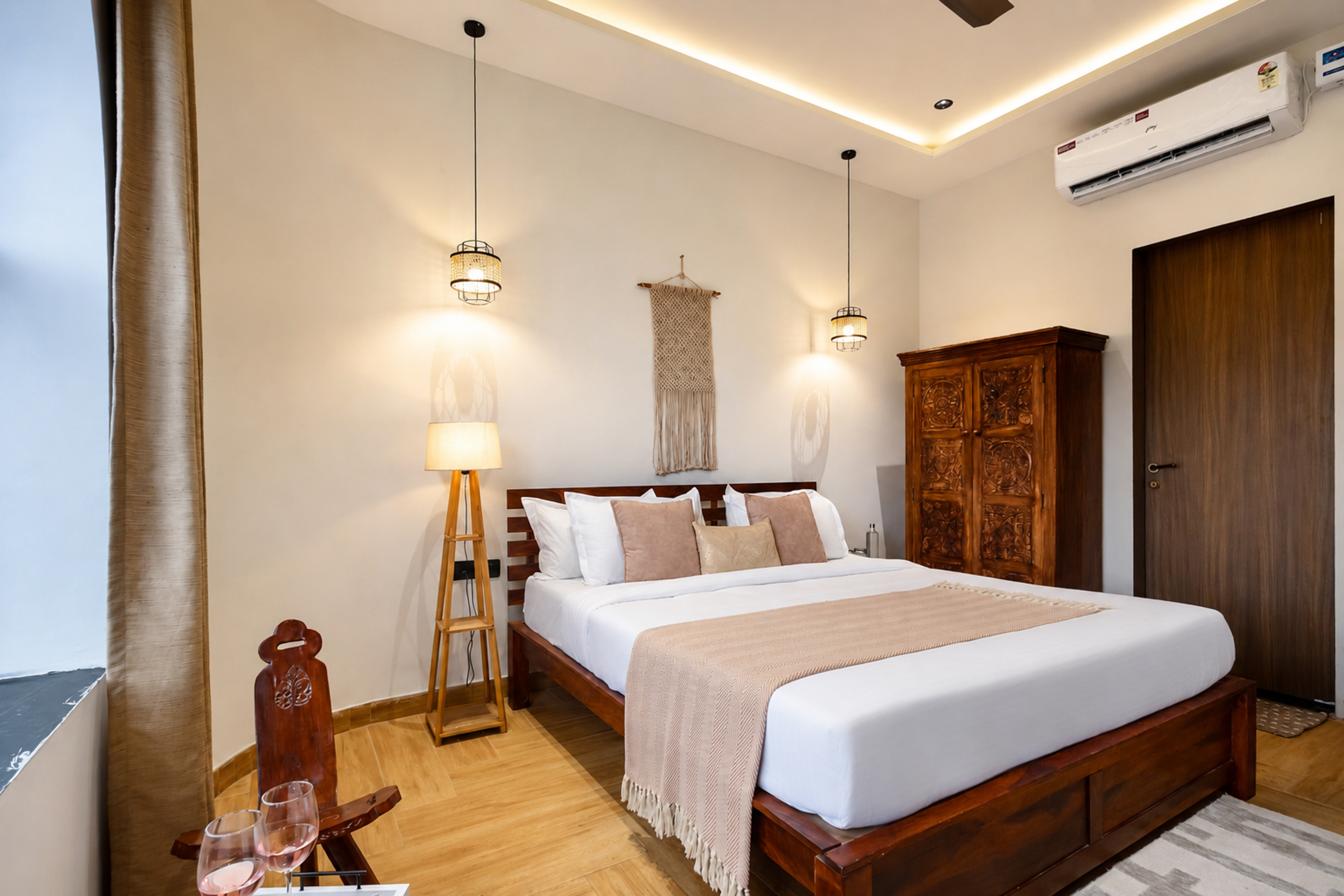 Belvedere Villa | Chic 4-BHK Retreat with Pool, Bar & Landscaped Garden — photo 9