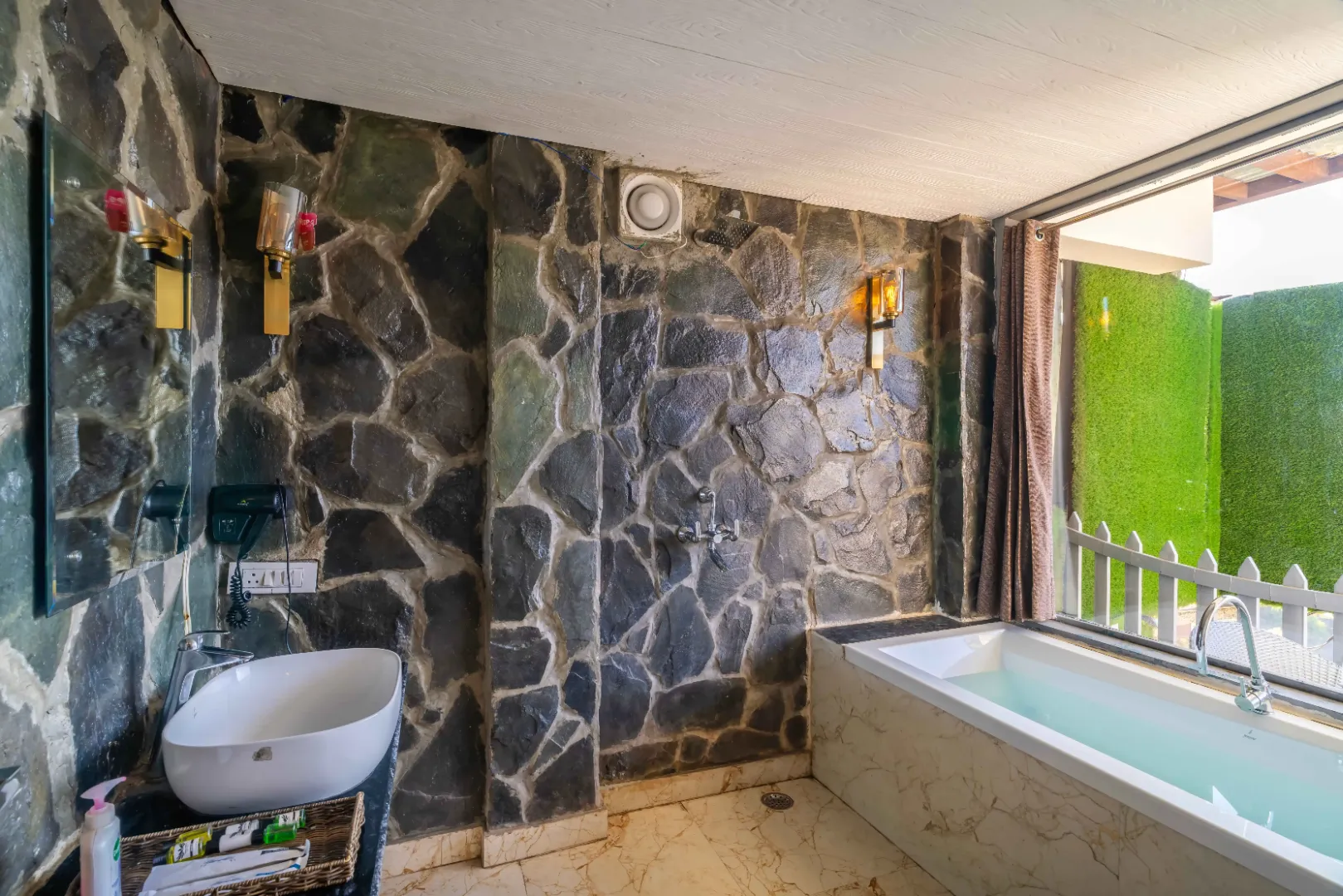 2BH with Bathtubs & 3 Balconies — photo 4