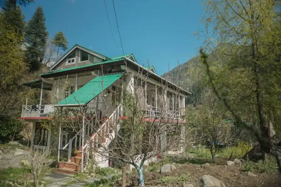 Riverside Homestay with Book Cafe