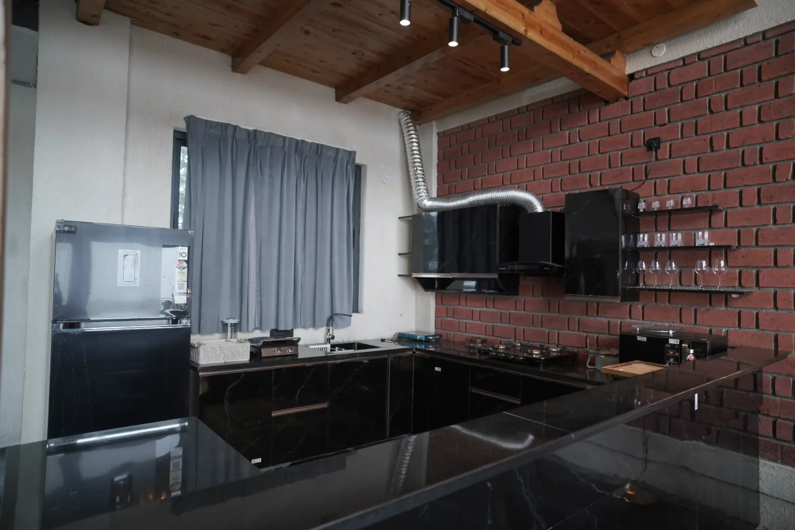 Luxury Home on Hilltop — photo 18