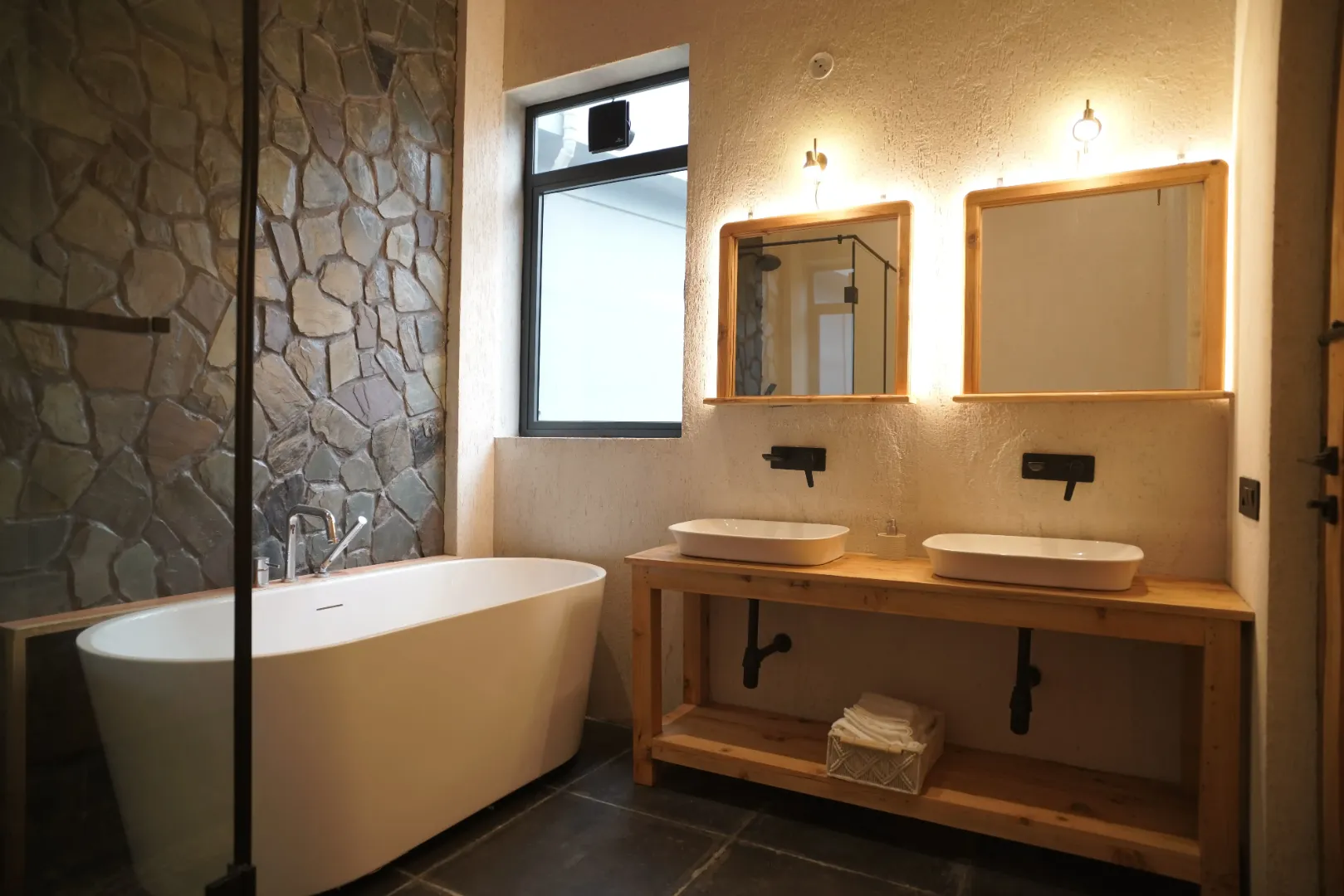 Luxury Home on Hilltop — photo 19