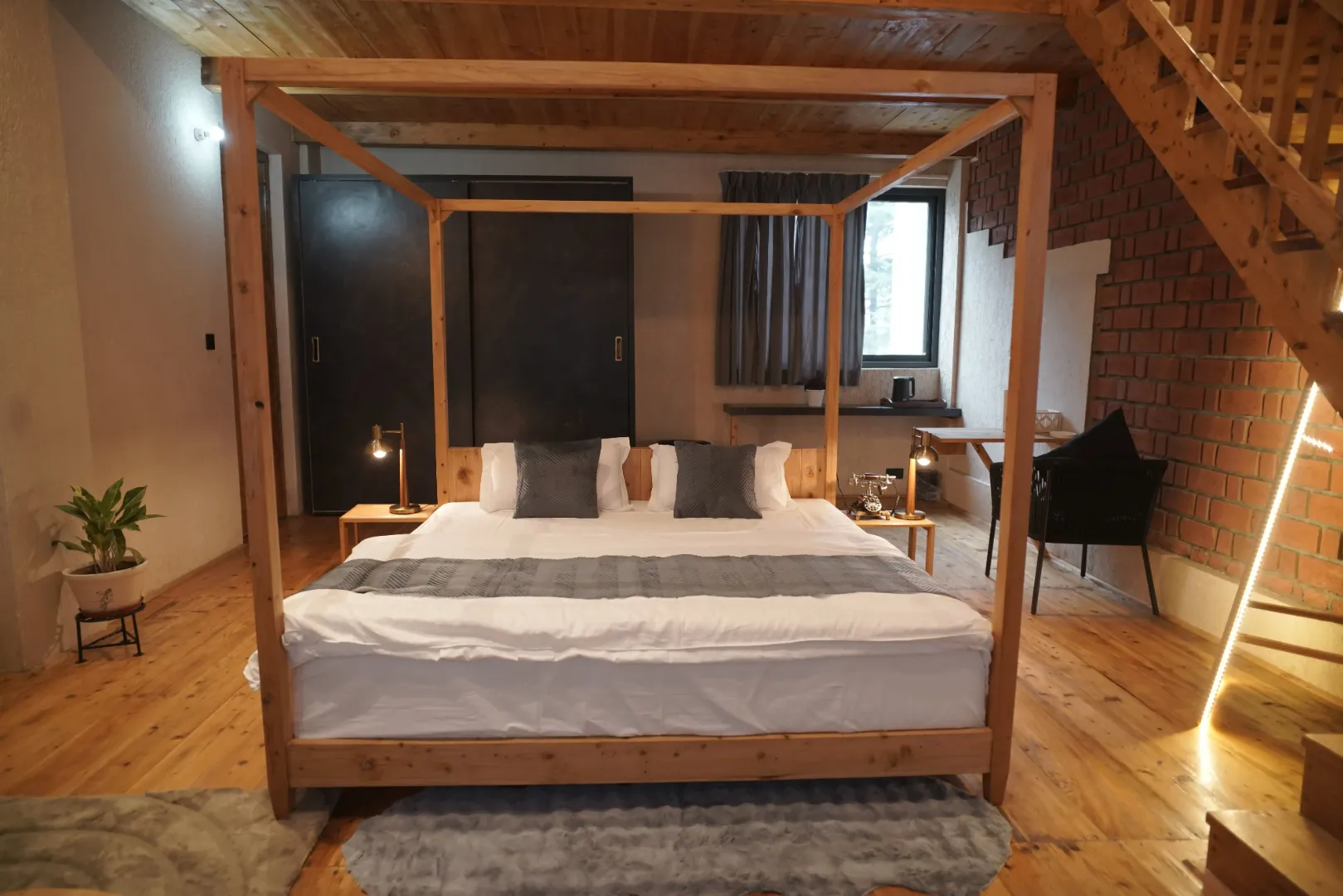 Luxury Home on Hilltop — photo 13