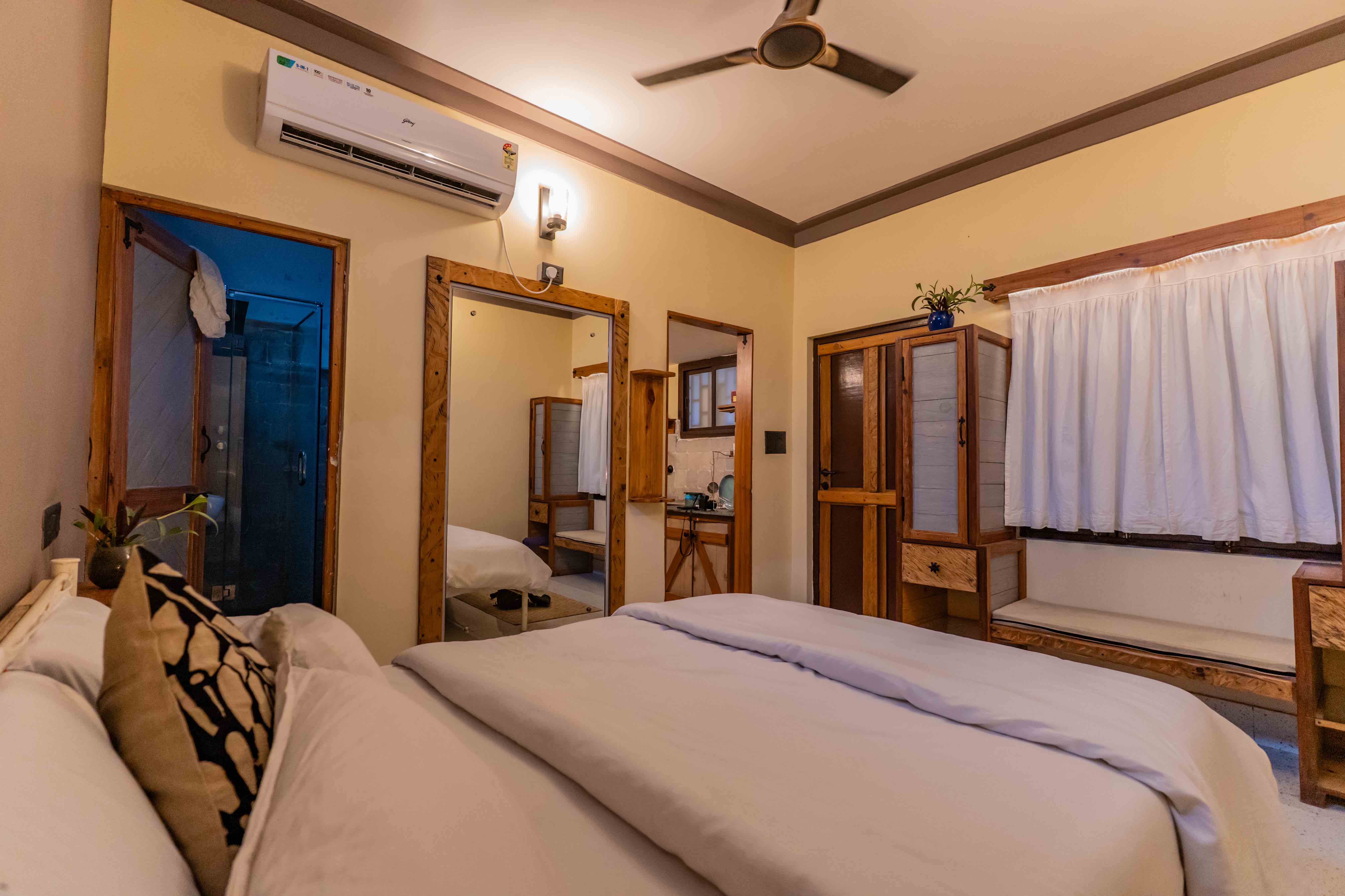 Yoga & Wellness retreat - Hillside View Room — photo 12